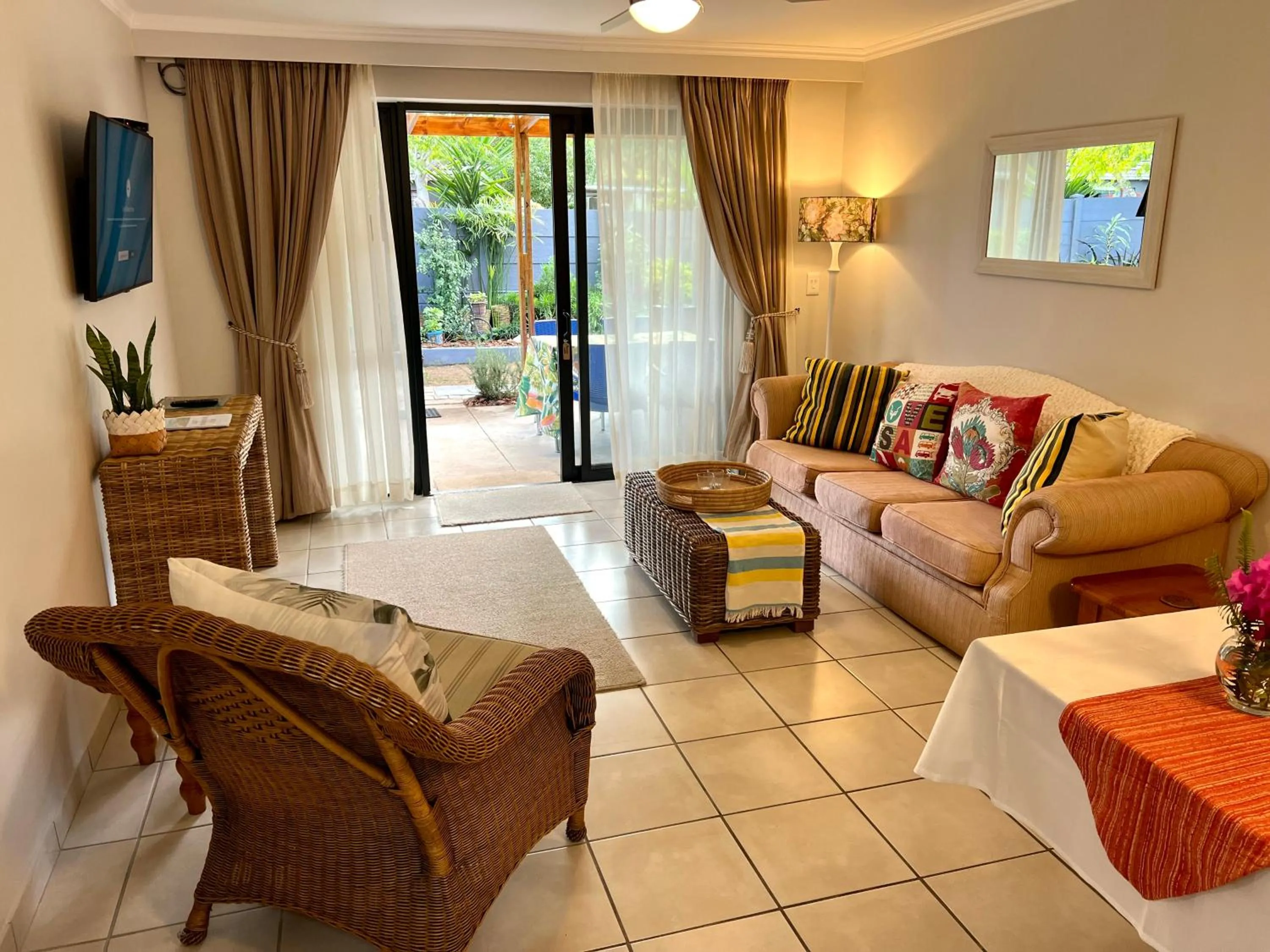 Lounge or bar in Pelican Lodge Guesthouse