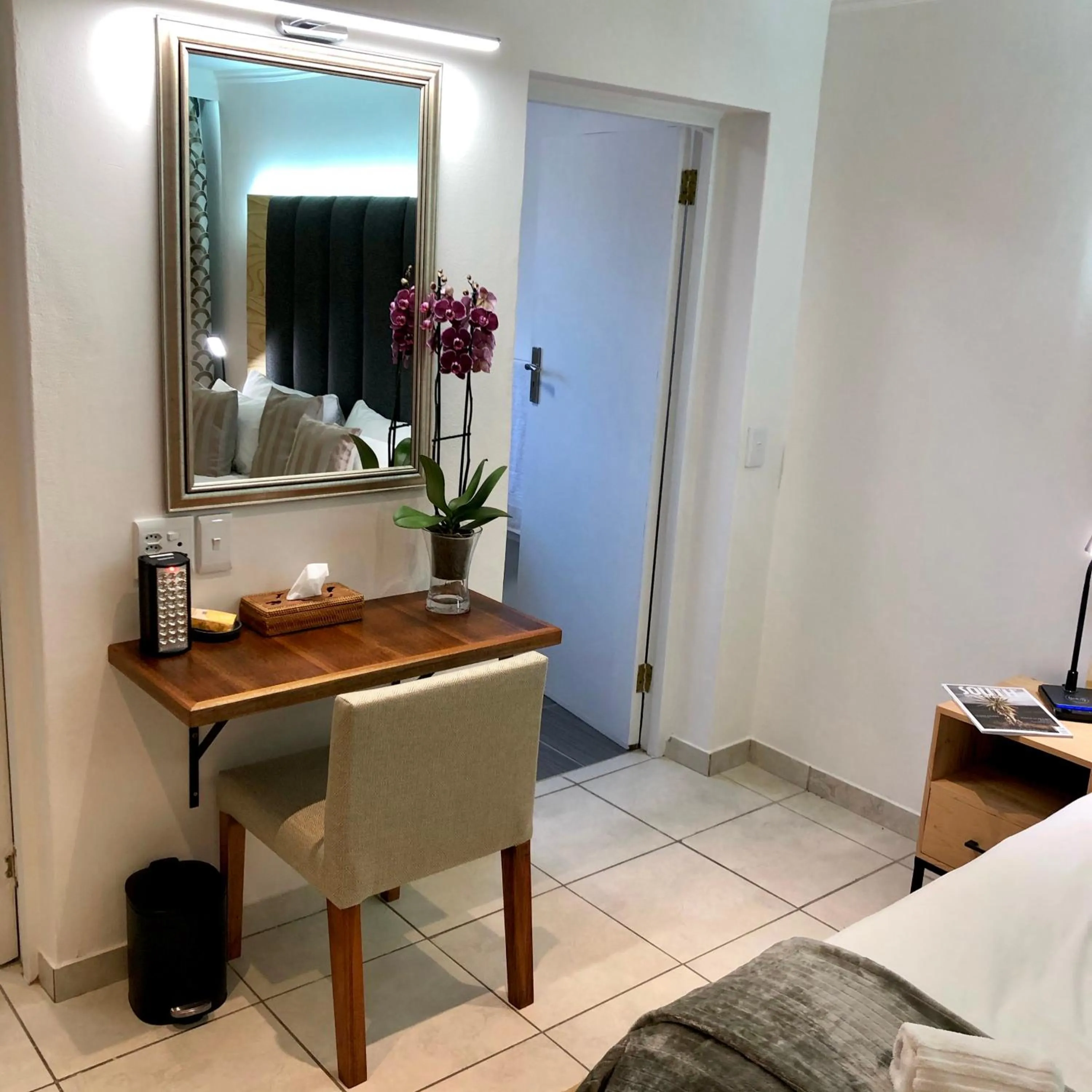 Seating area, Bed in Pelican Lodge Guesthouse