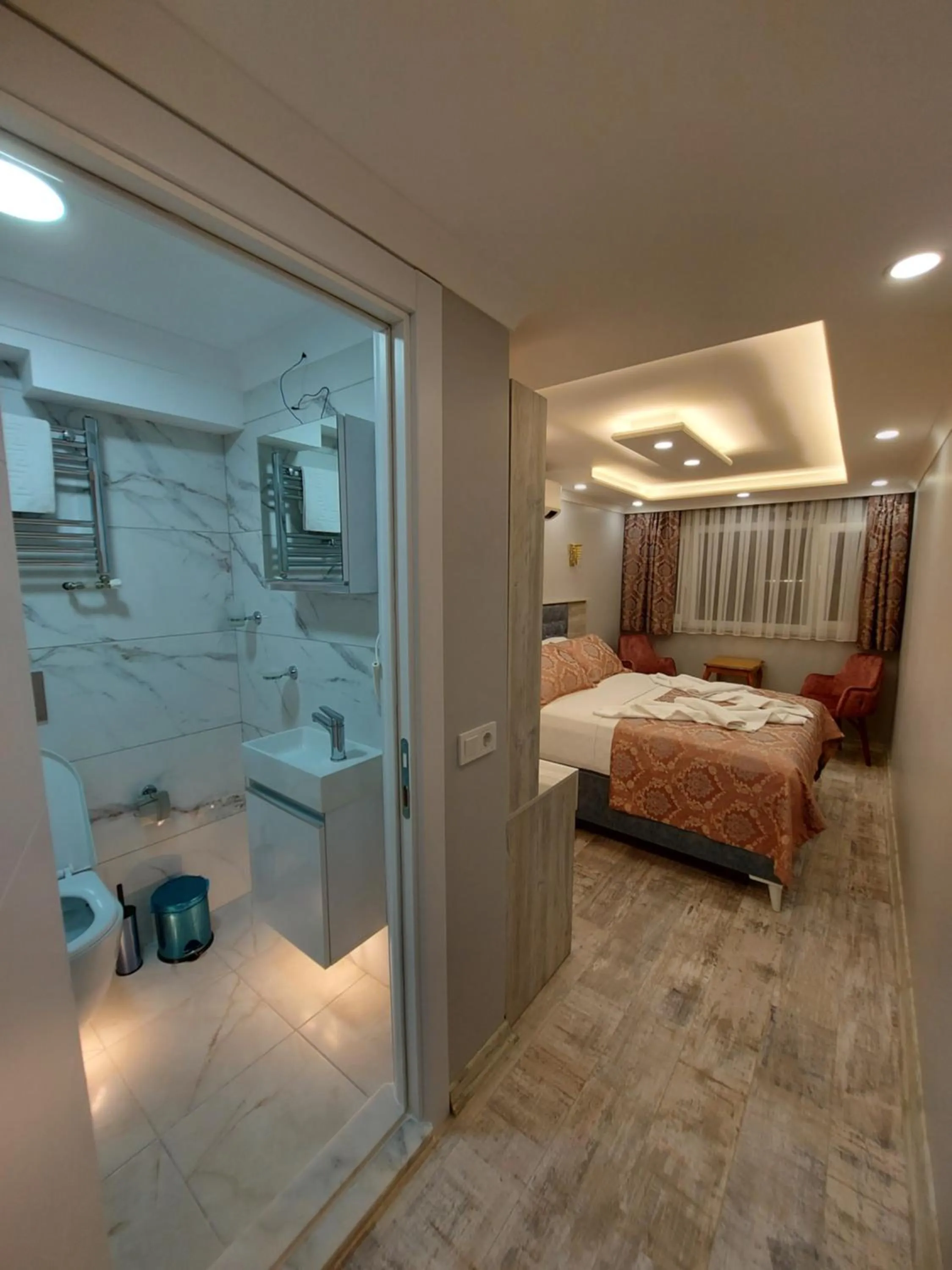 Toilet, Bed in VERSECA HOTEL