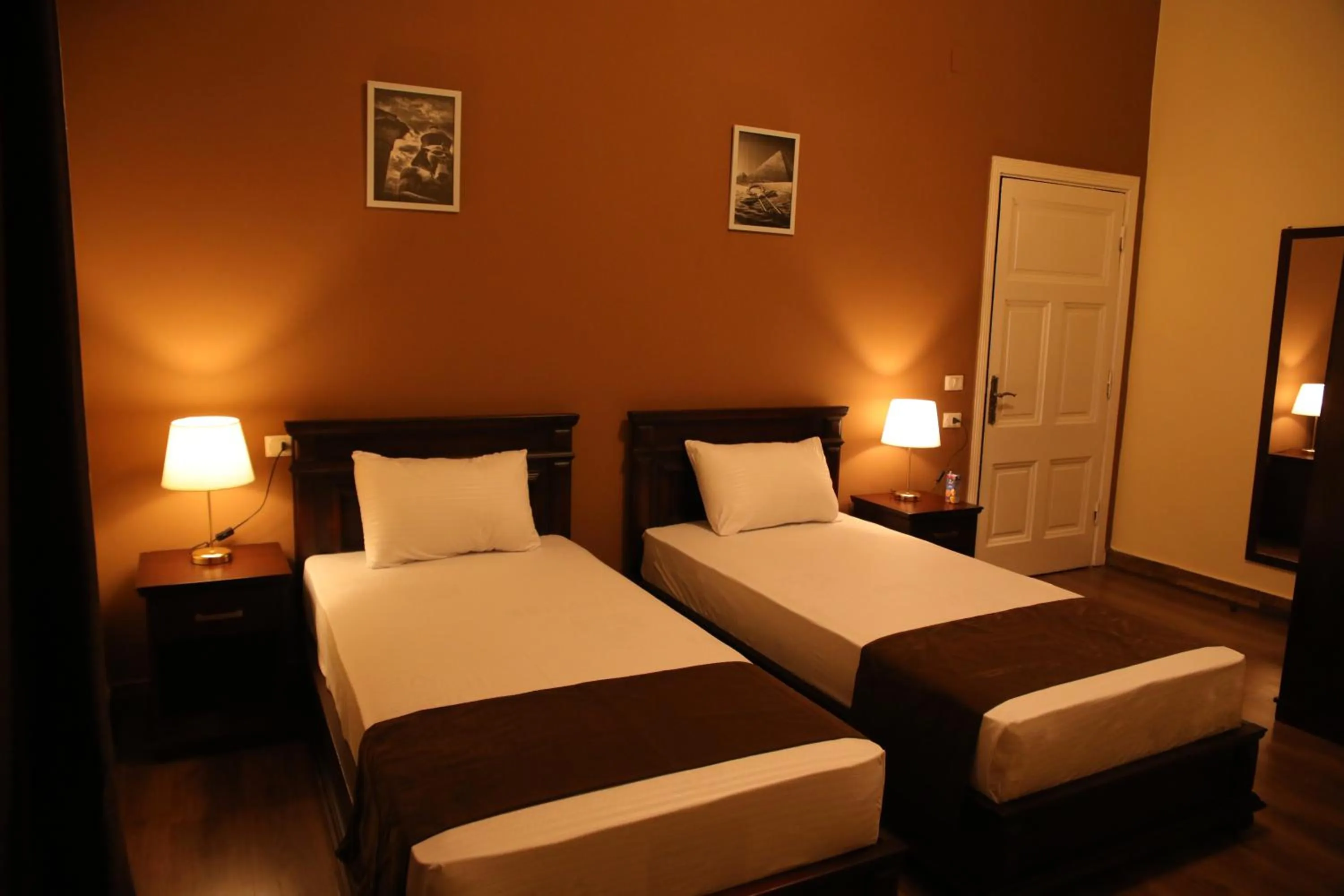 Photo of the whole room, Bed in Gresham Hotel