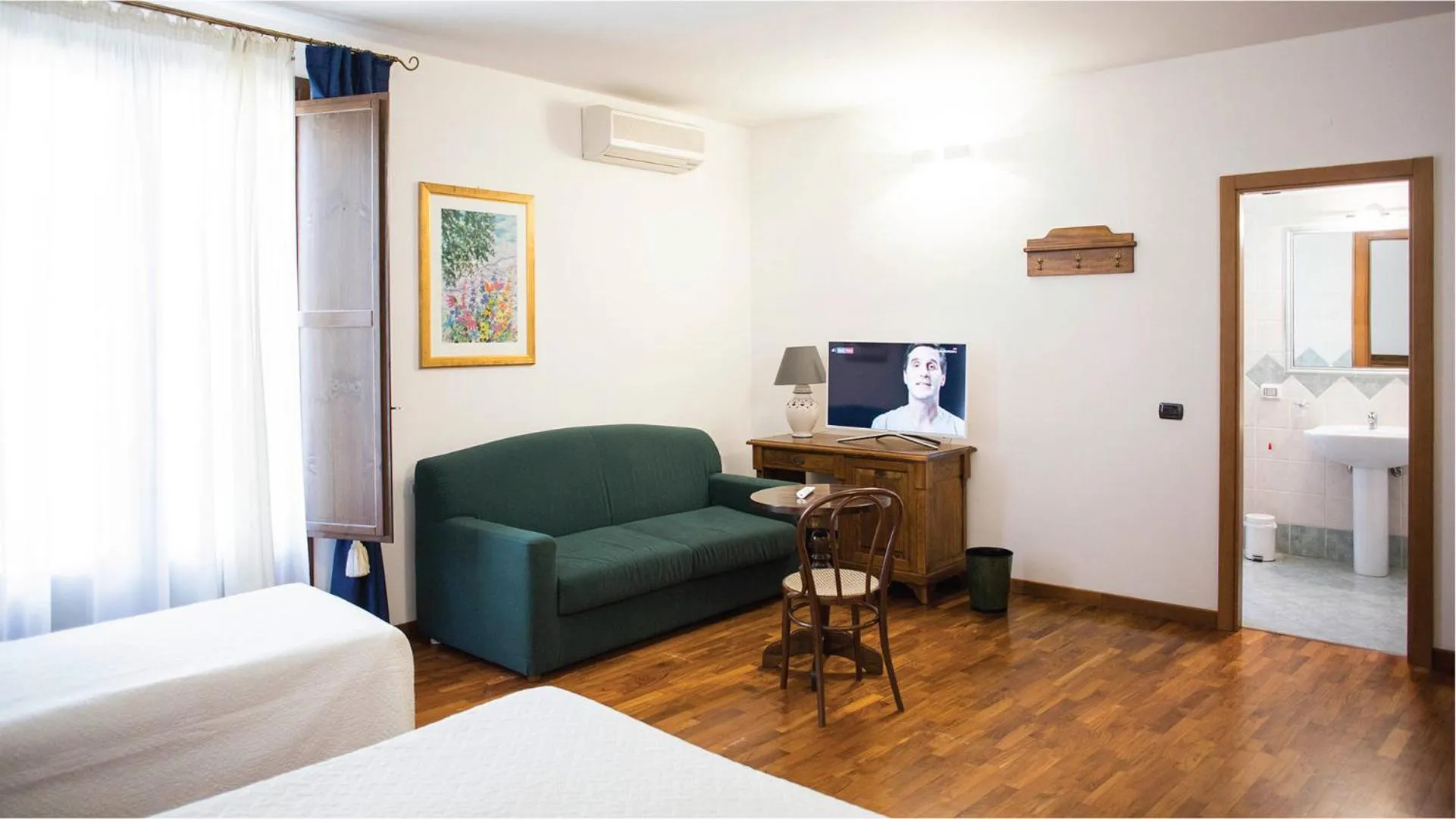 Bathroom, Bed in Hotel La Piazzetta