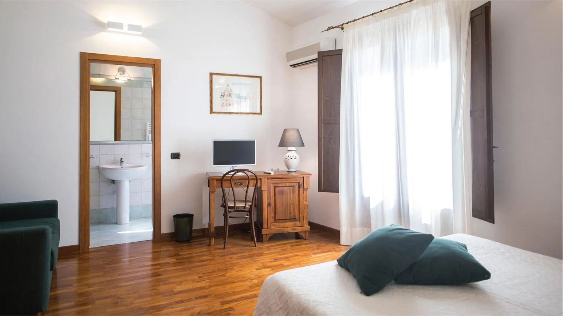 Decorative detail, Bed in Hotel La Piazzetta