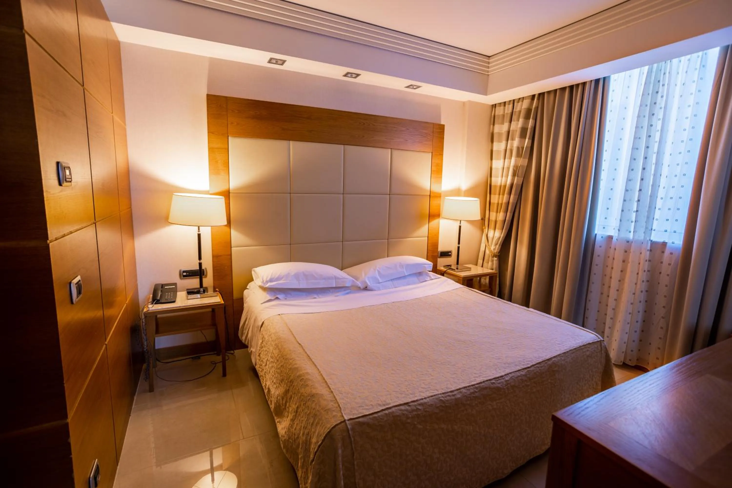 Shower, Bed in Papillo Hotels & Resorts Roma