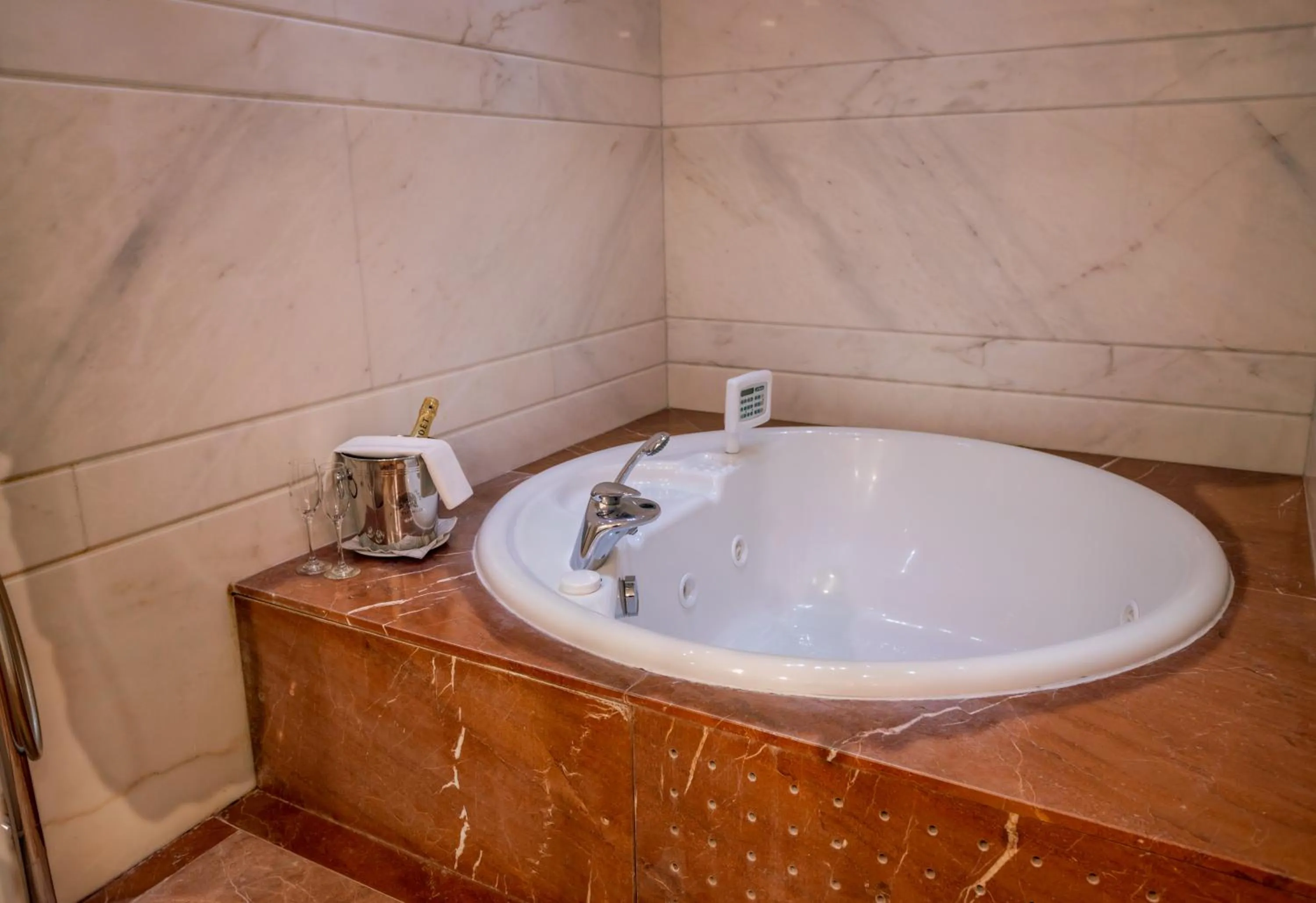 Hot Tub in Papillo Hotels & Resorts Roma