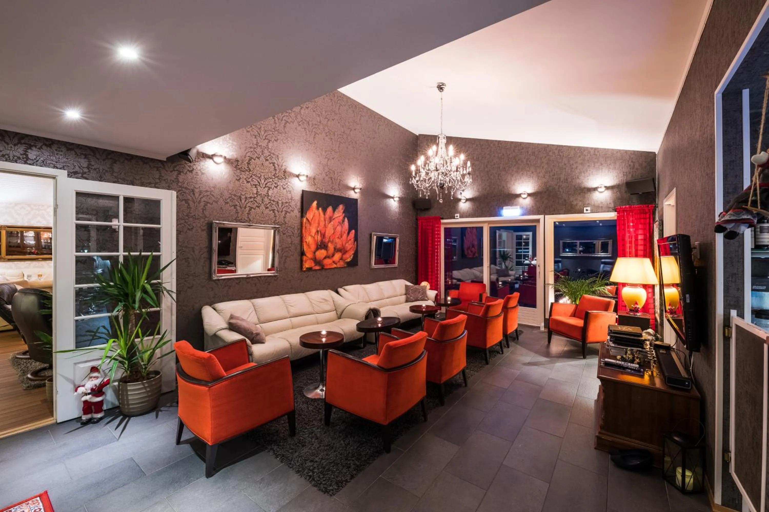 Communal lounge/ TV room in Arctic Panorama Lodge