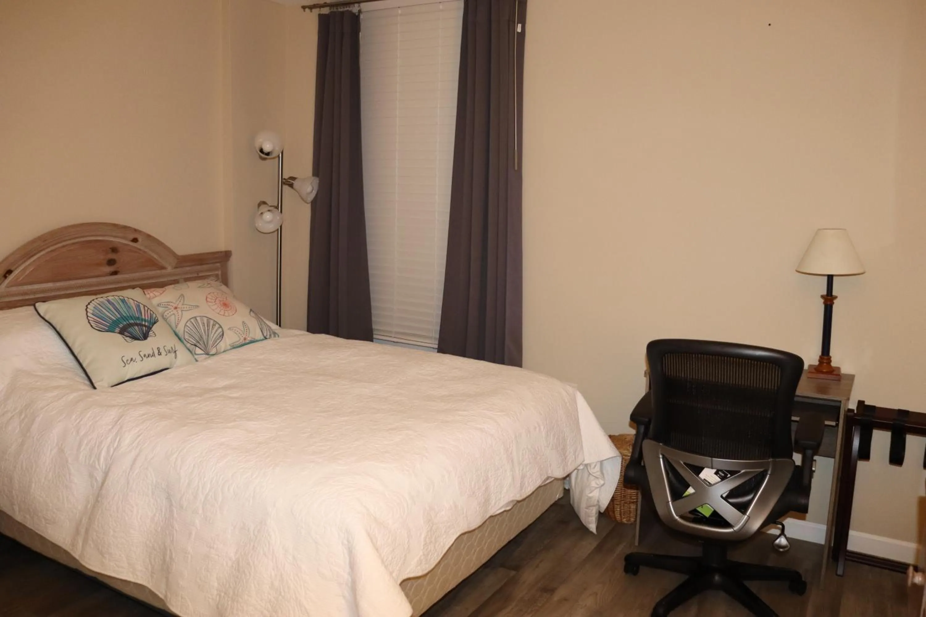 Bedroom, Bed in Beach Luxury Oceanfront