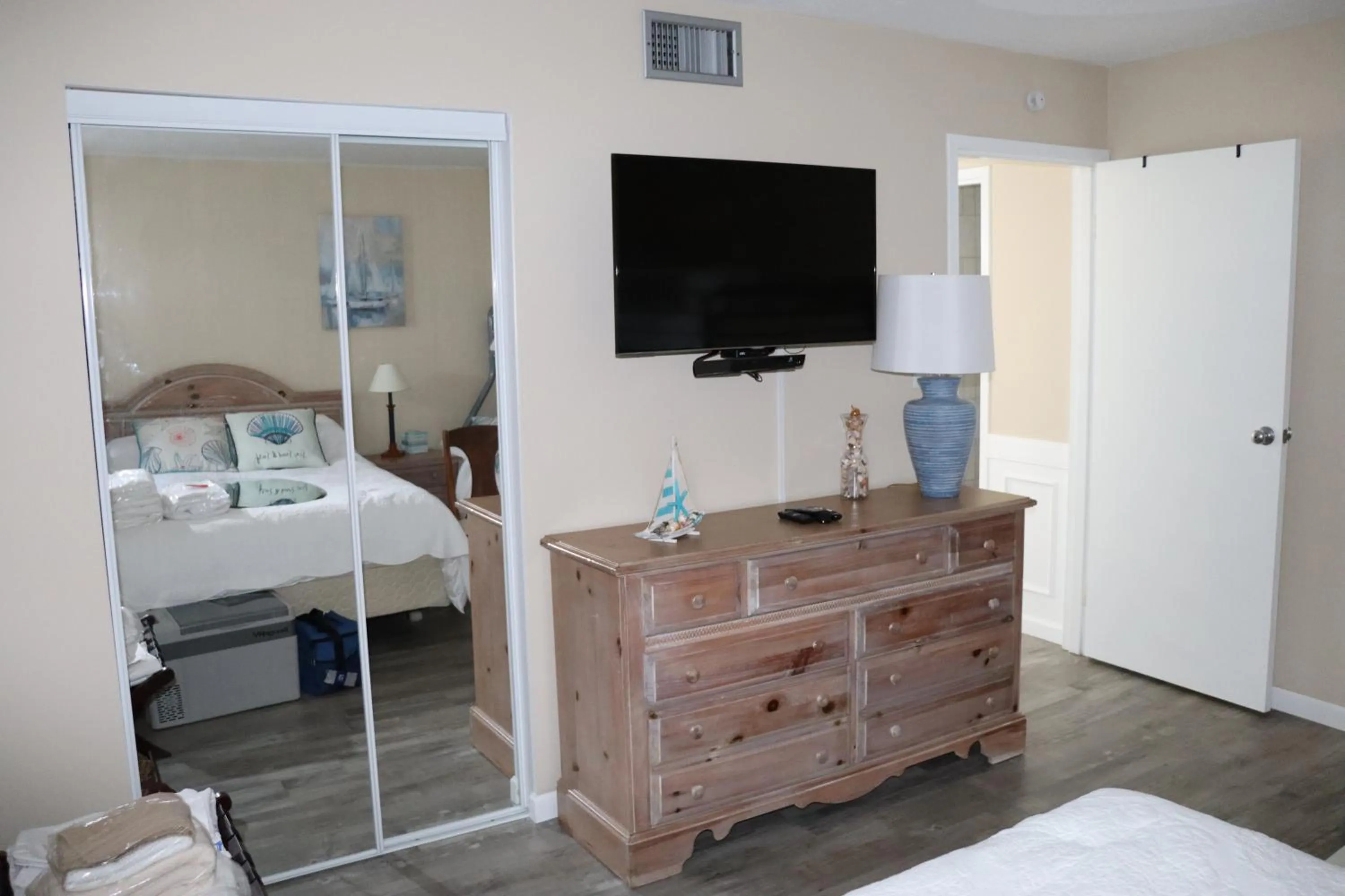 Bedroom, Bed in Beach Luxury Oceanfront