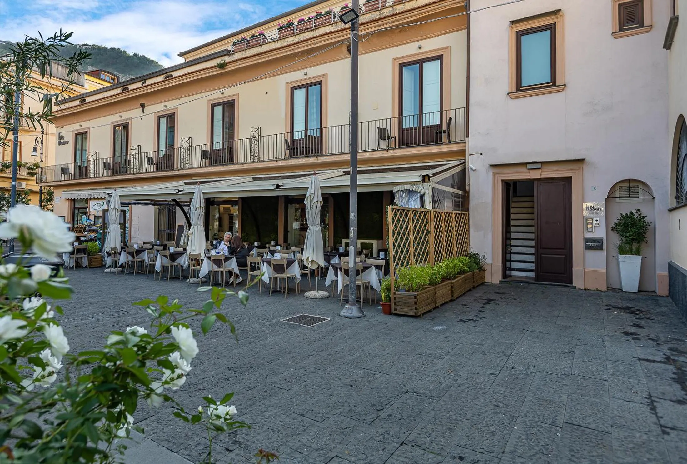 Restaurant/places to eat in Blurooms