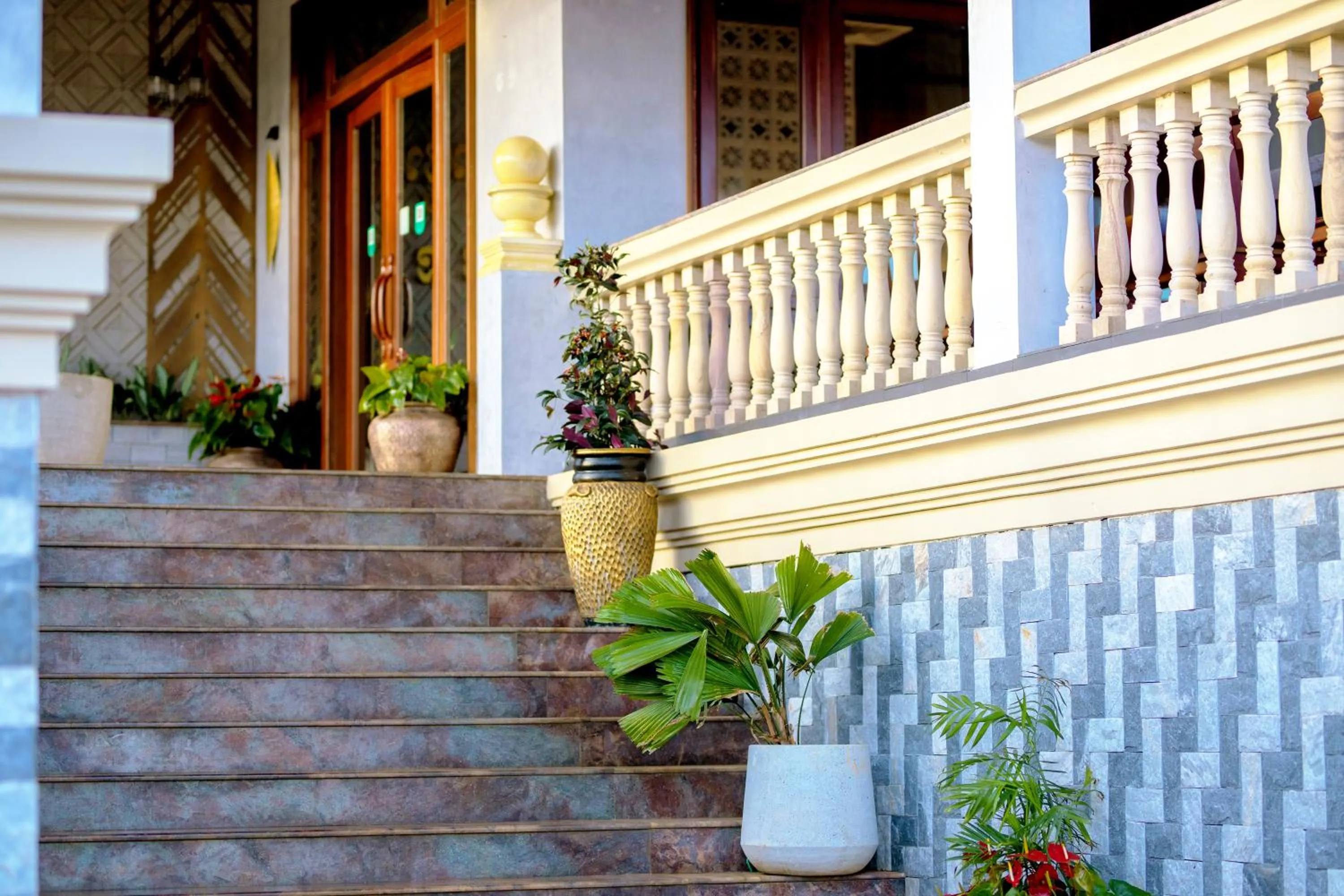 Day in KNN Luxury Hill