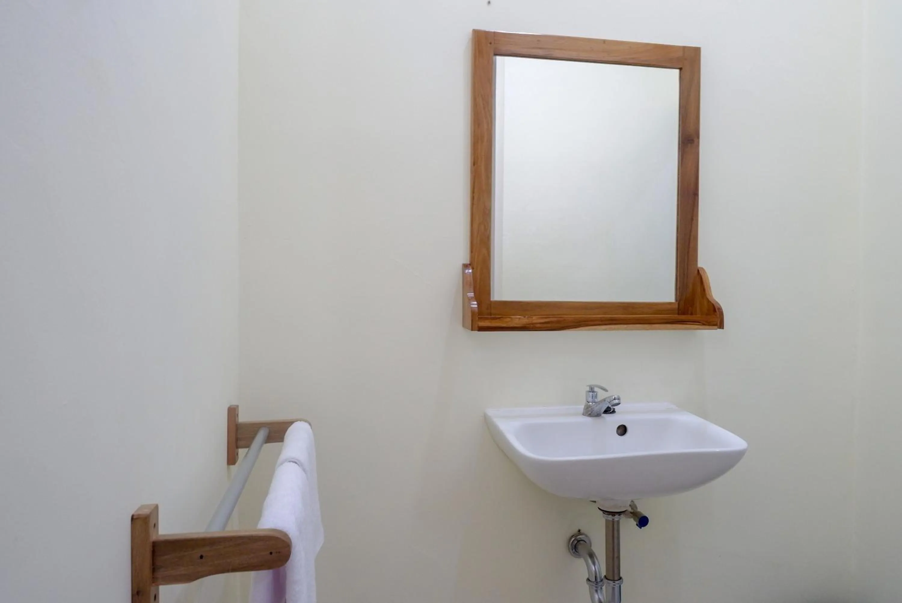 Bathroom in RedDoorz near Rita Supermall Purwokerto 2