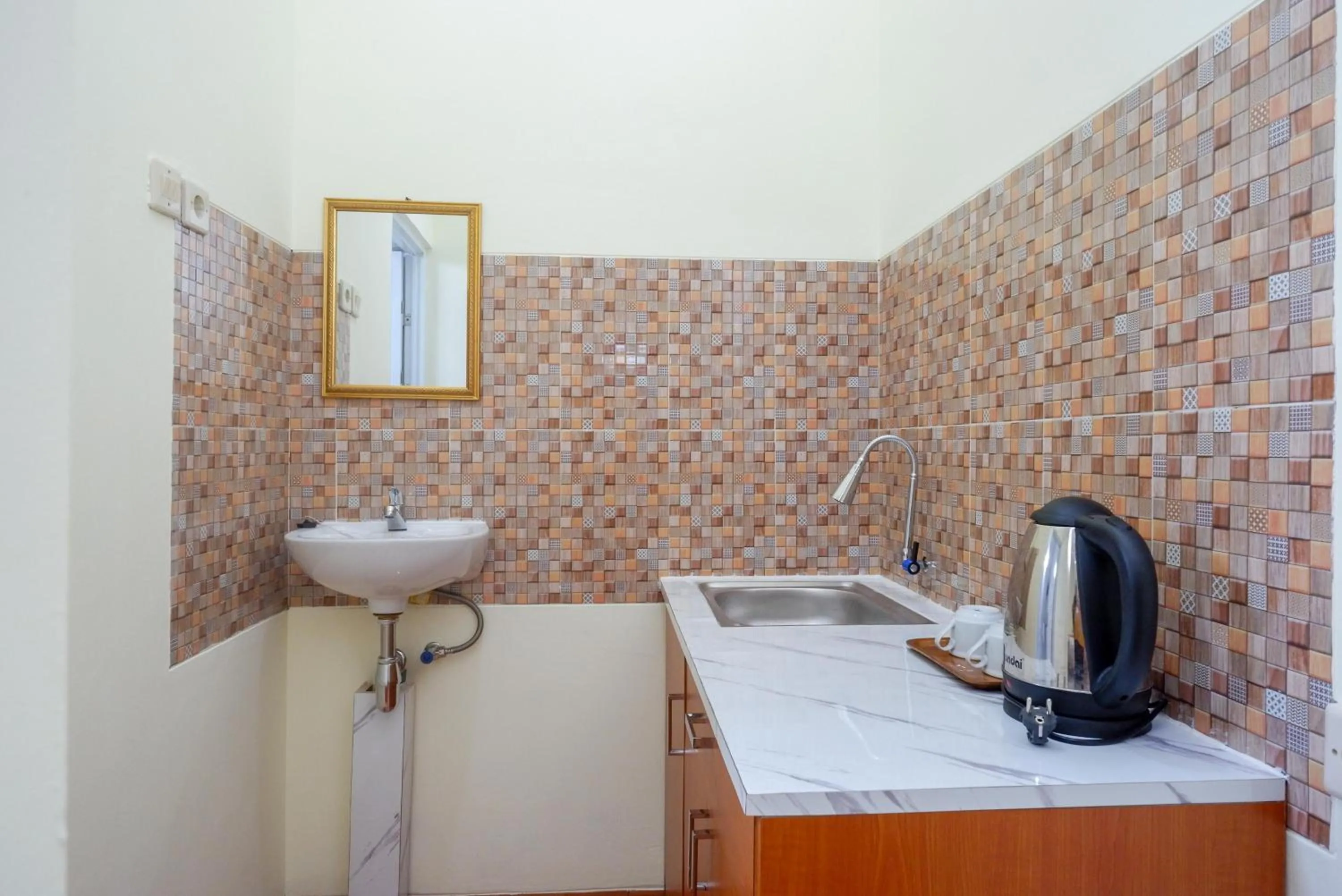 Kitchen or kitchenette in RedDoorz near Rita Supermall Purwokerto 2