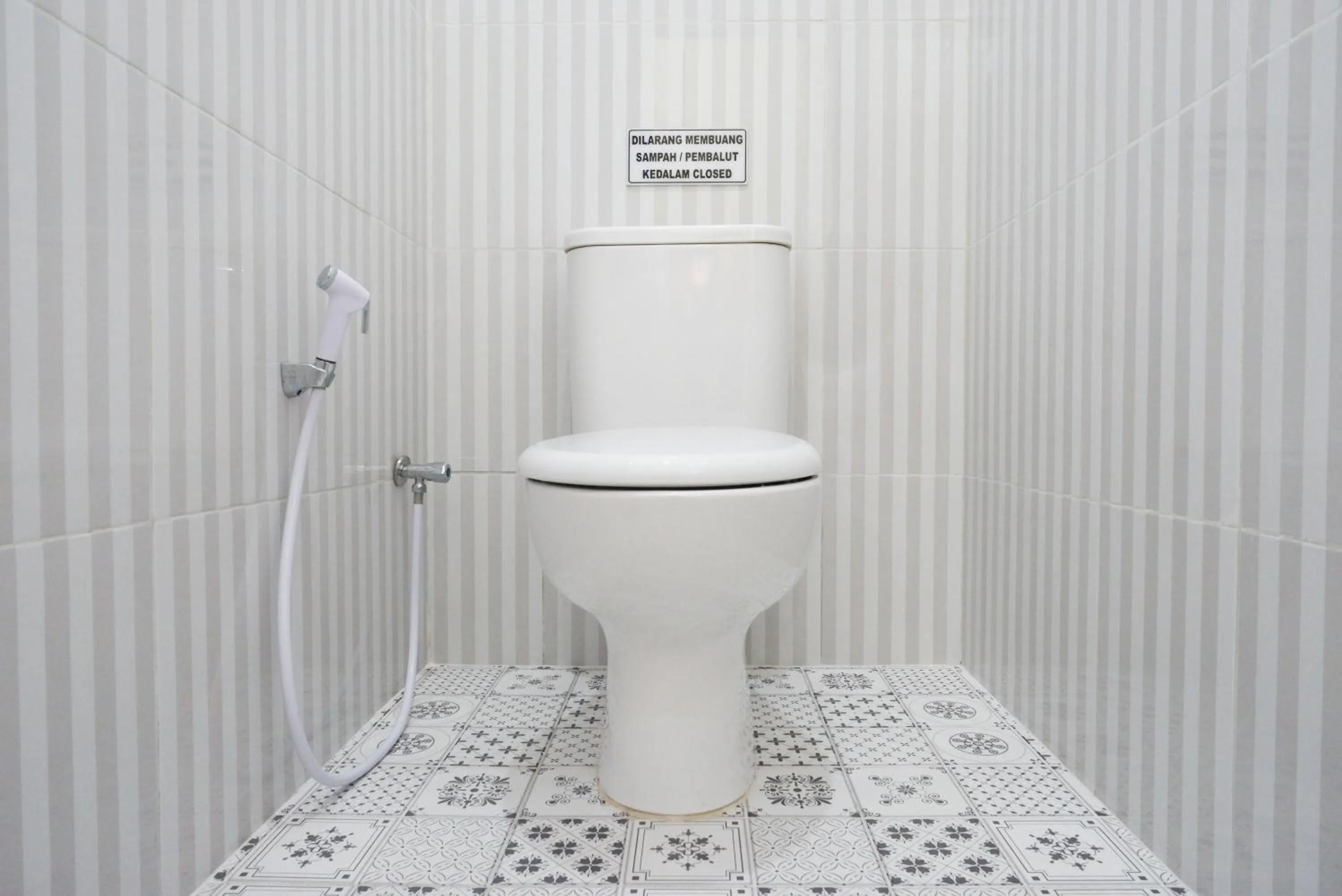 Bathroom in RedDoorz near Rita Supermall Purwokerto 2