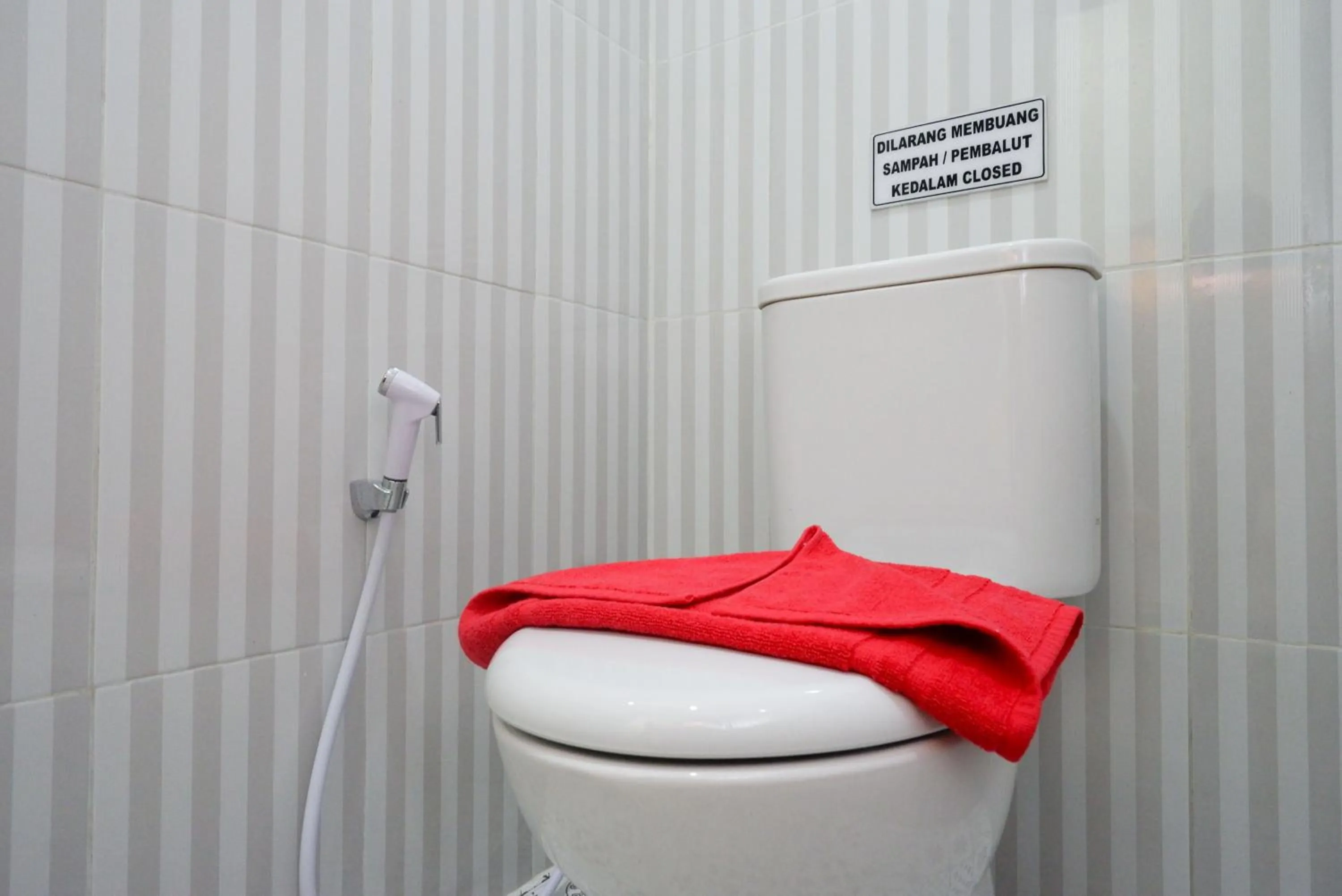 Bathroom in RedDoorz near Rita Supermall Purwokerto 2