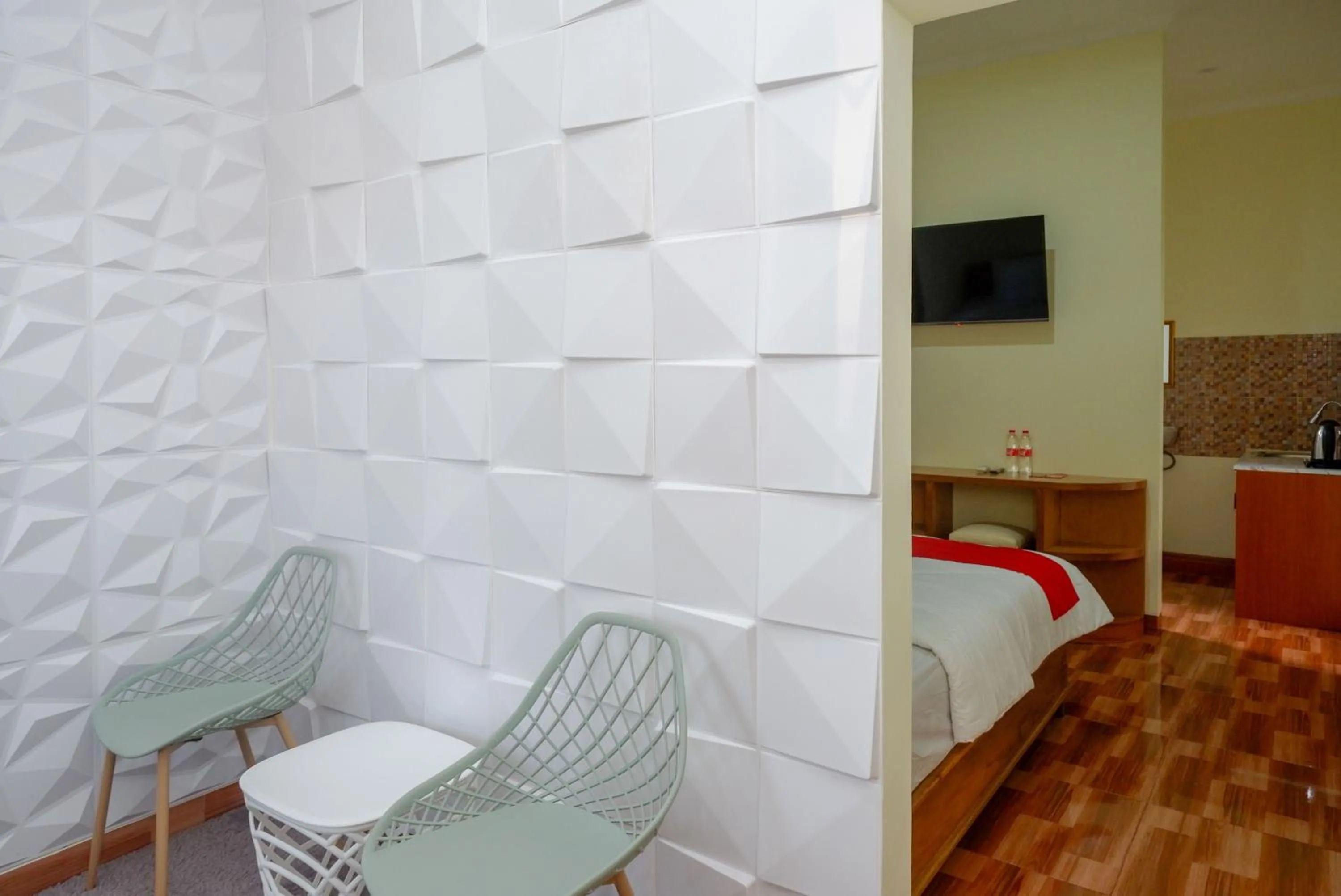 Seating area, Bed in RedDoorz near Rita Supermall Purwokerto 2