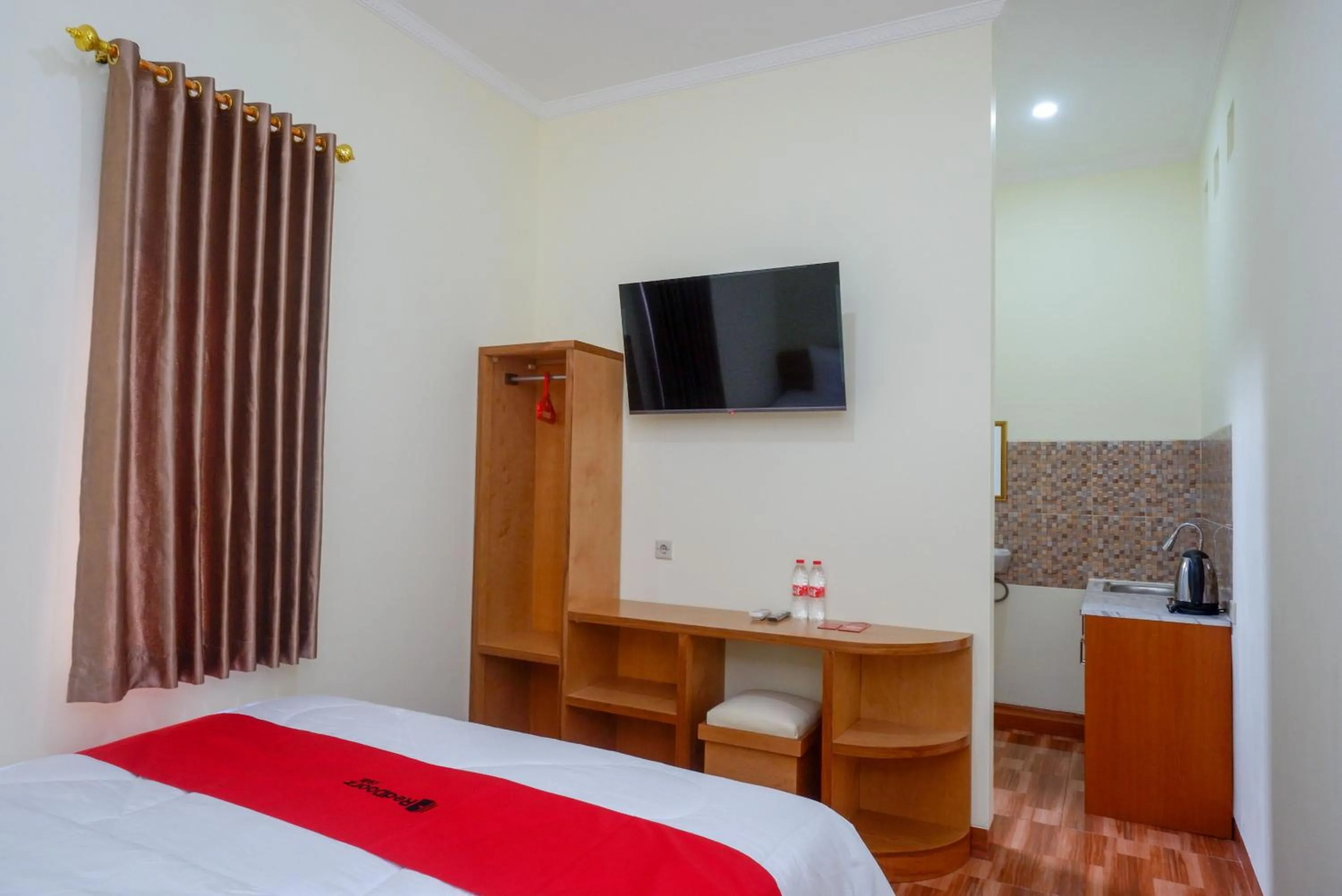 Bedroom, Bed in RedDoorz near Rita Supermall Purwokerto 2
