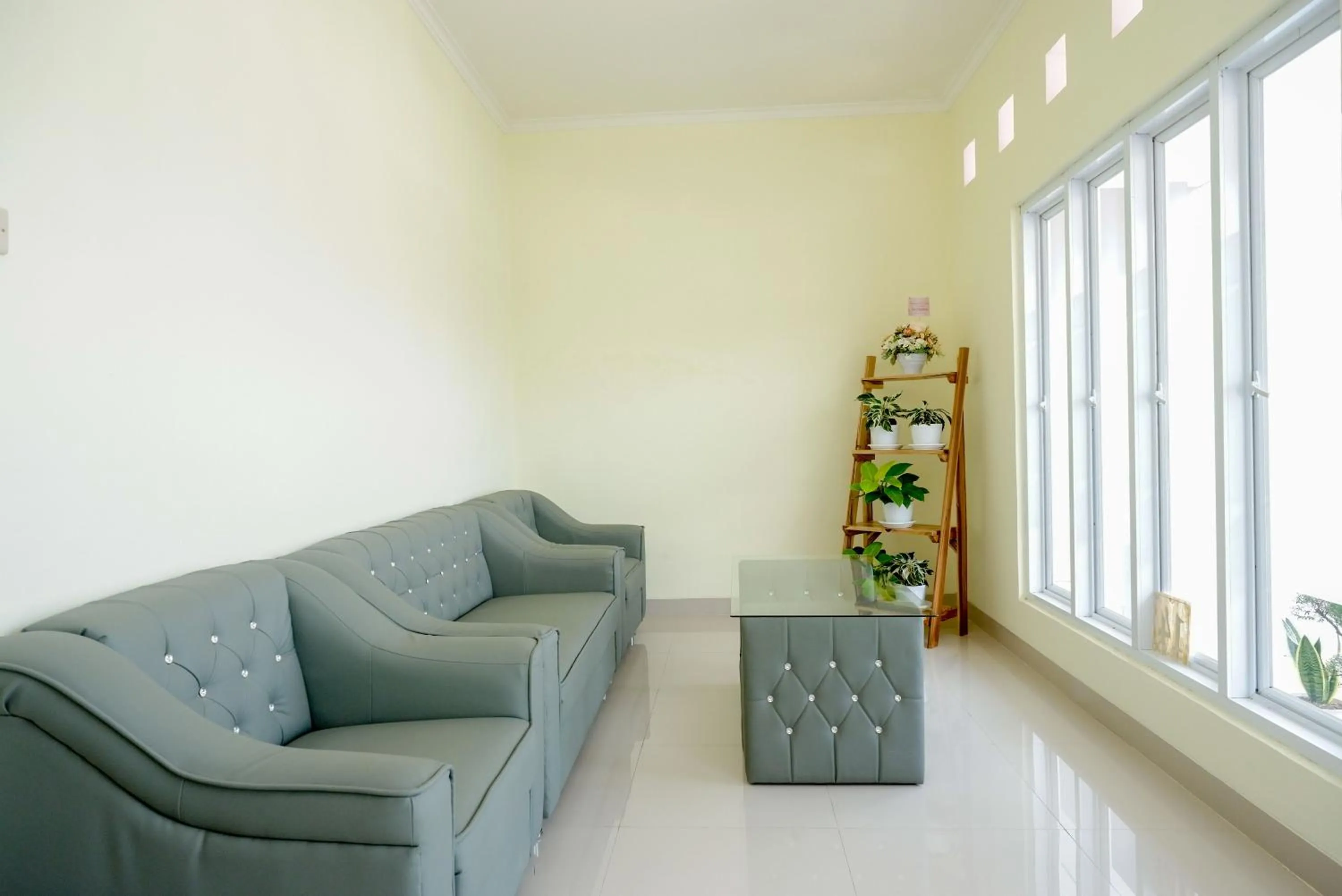 Living room in RedDoorz near Rita Supermall Purwokerto 2