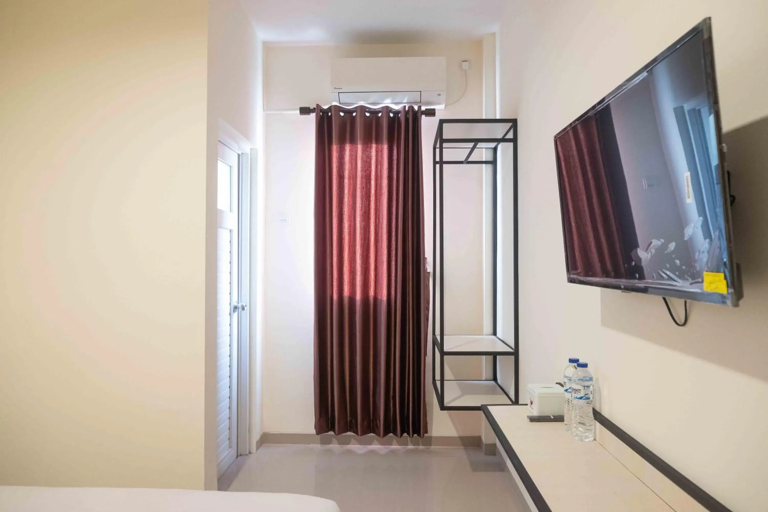 Standard Double Room in RedDoorz near Rita Supermall Purwokerto 2 Standard Double Room in RedDoorz near Rita Supermall Purwokerto 2