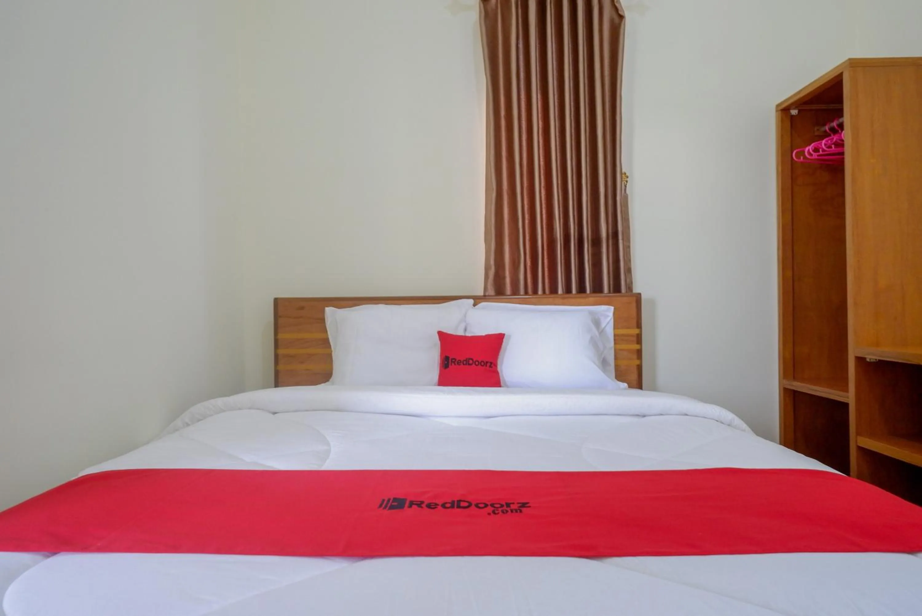 Bedroom, Bed in RedDoorz near Rita Supermall Purwokerto 2