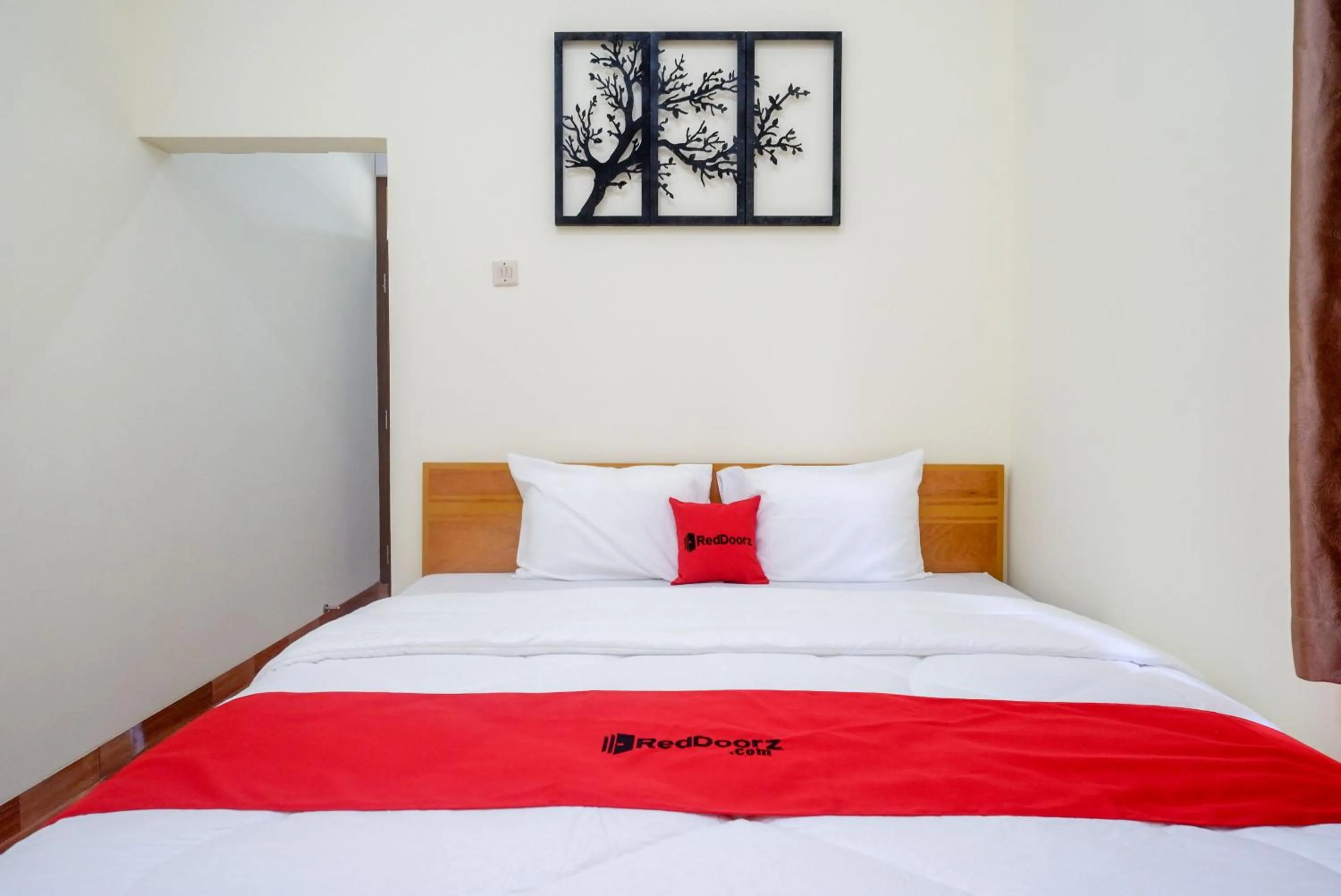 Bedroom, Bed in RedDoorz near Rita Supermall Purwokerto 2