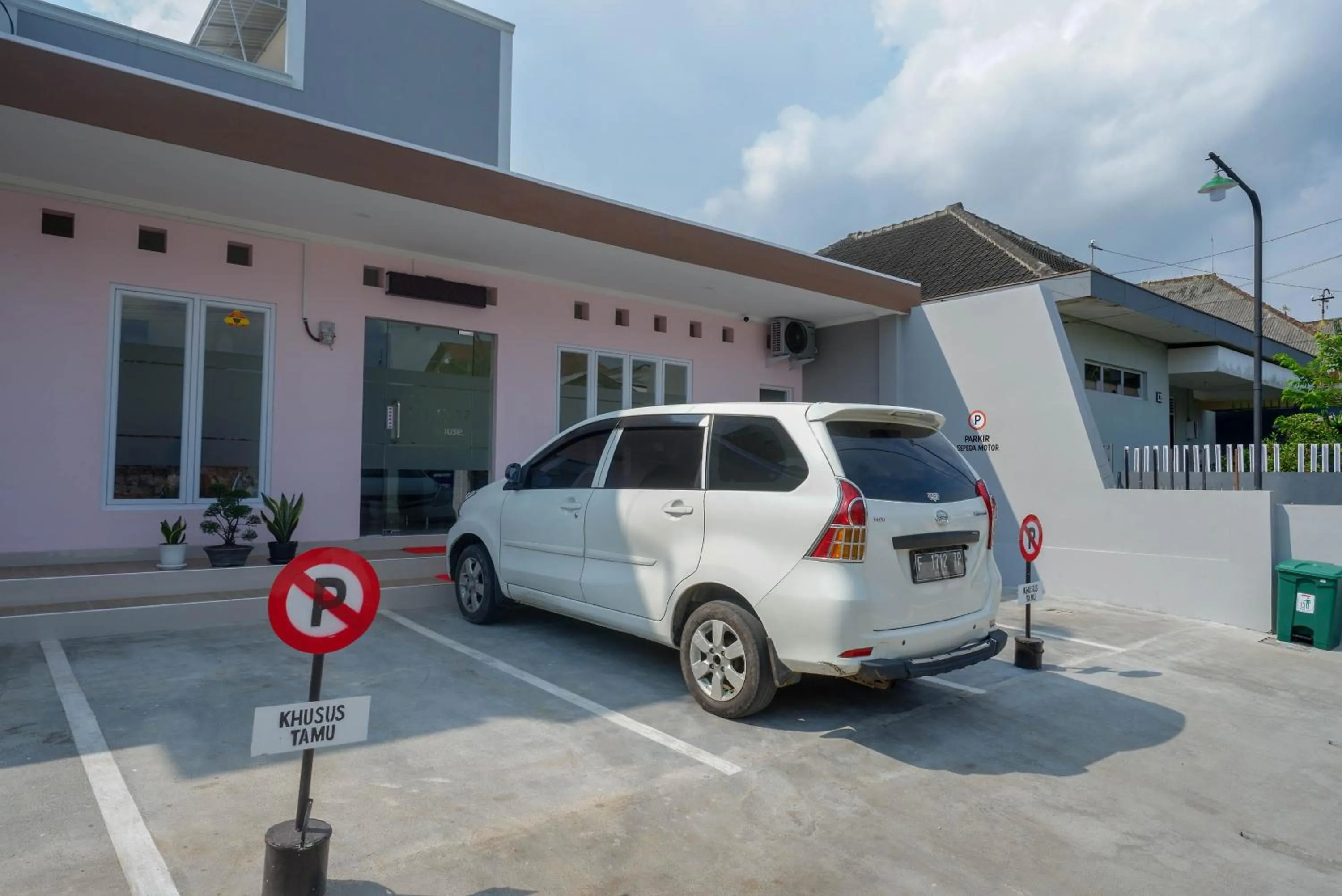 Property building in RedDoorz near Rita Supermall Purwokerto 2