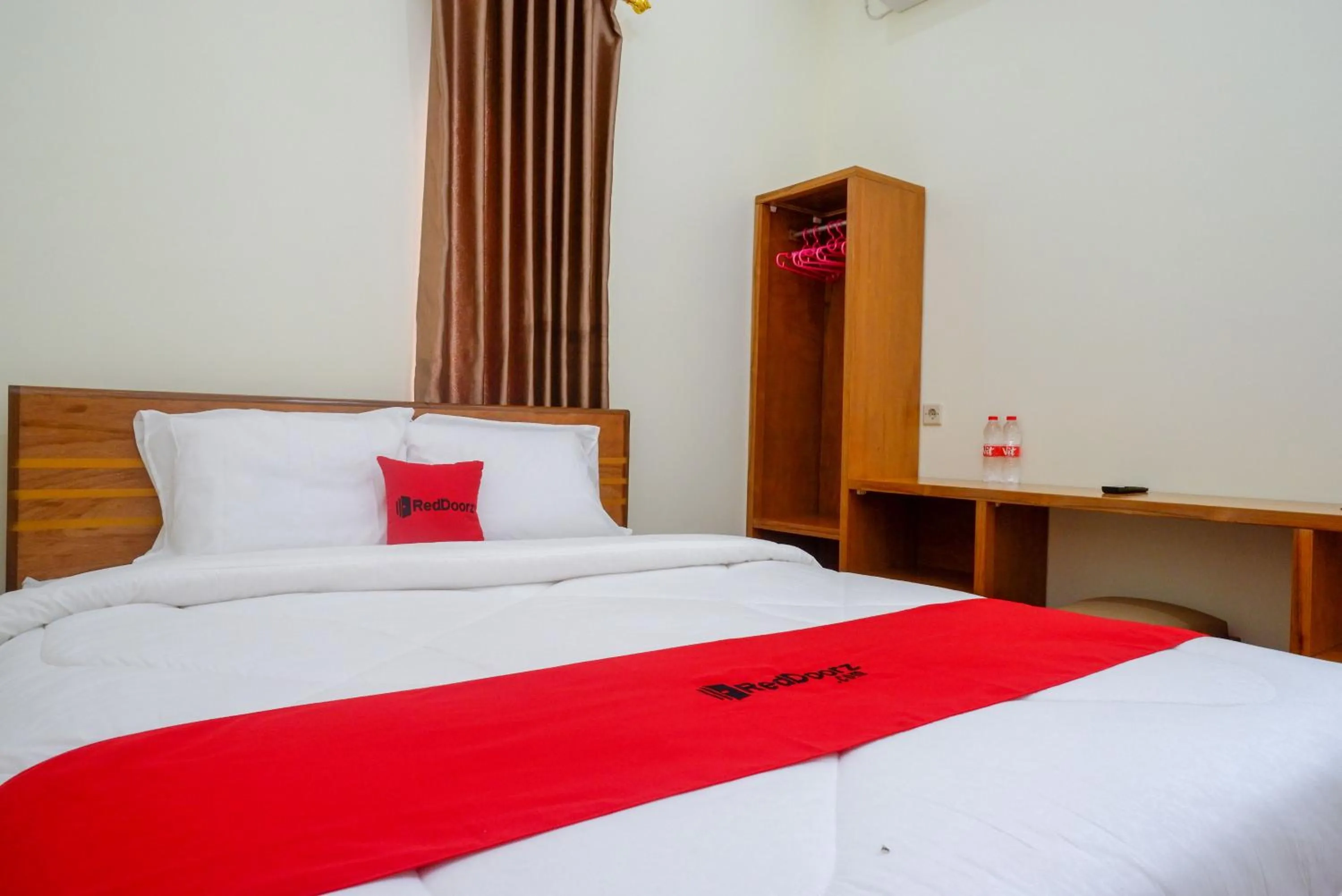 Bedroom, Bed in RedDoorz near Rita Supermall Purwokerto 2