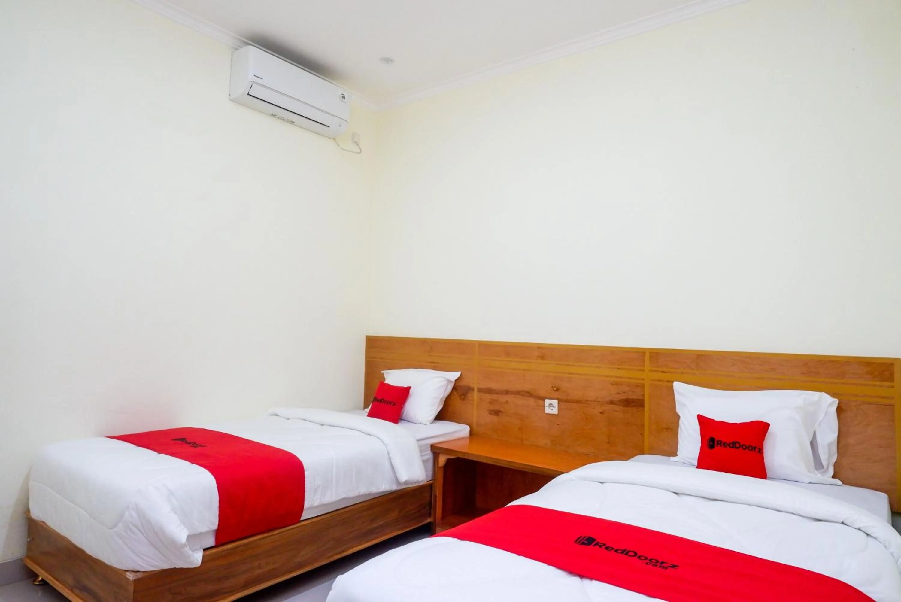 Bedroom, Bed in RedDoorz near Rita Supermall Purwokerto 2