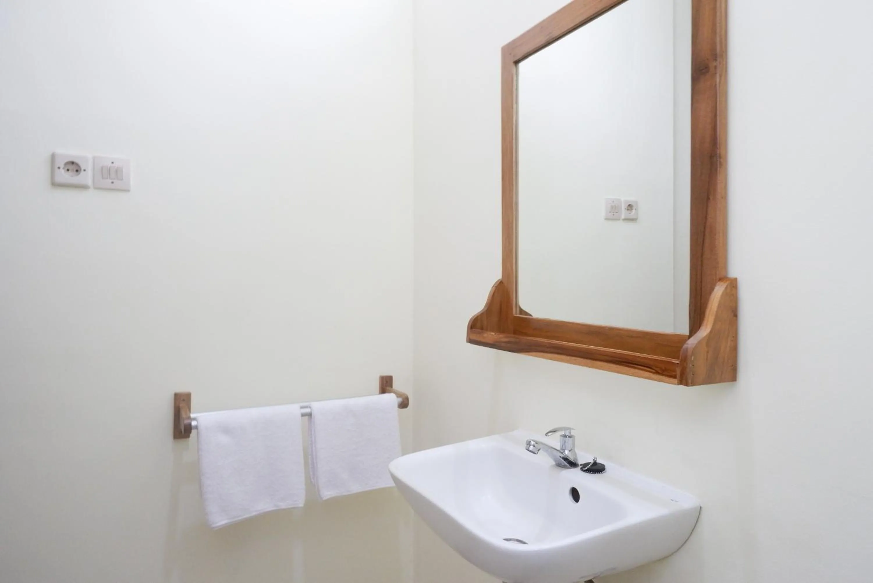 Bathroom in RedDoorz near Rita Supermall Purwokerto 2