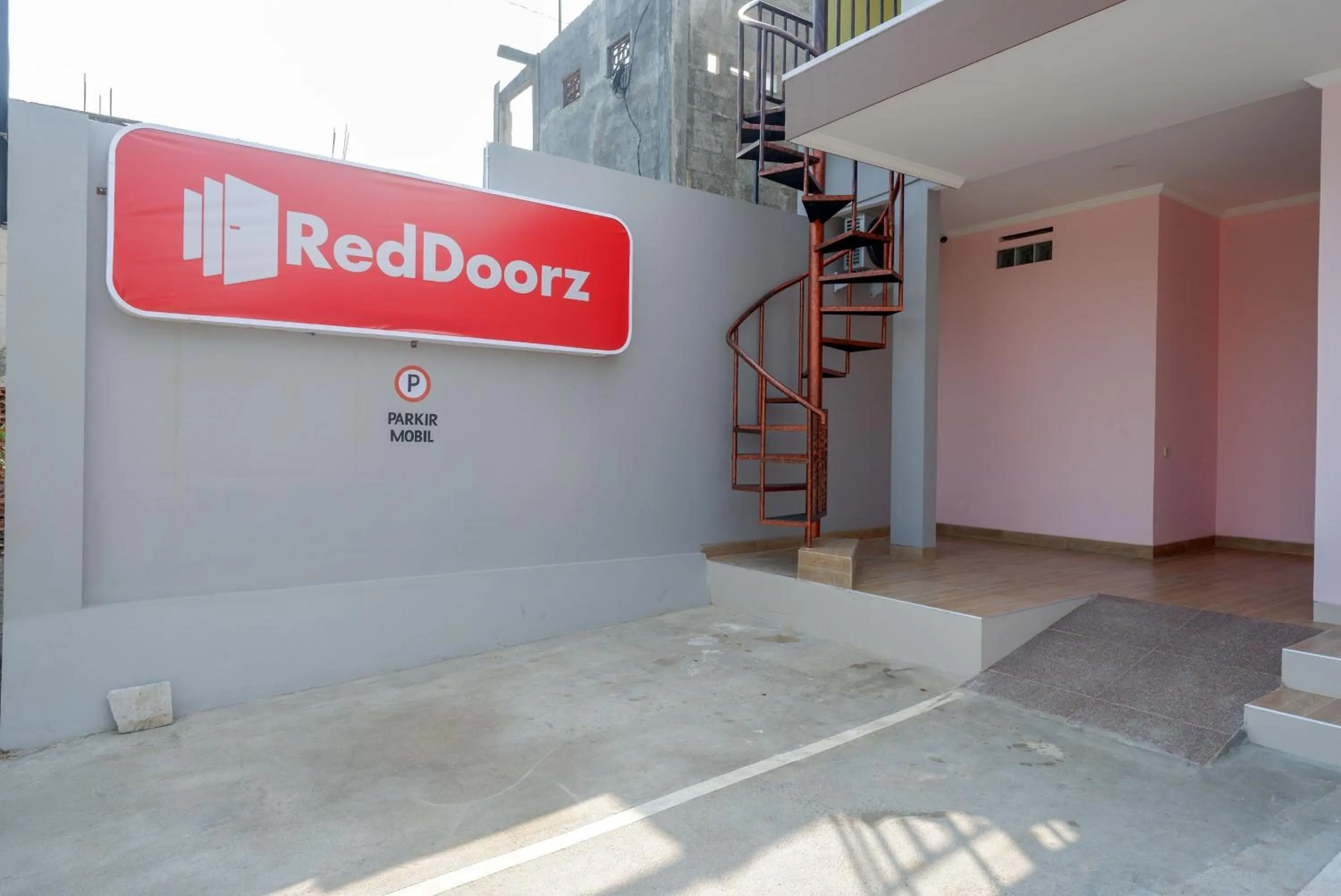Property building in RedDoorz near Rita Supermall Purwokerto 2