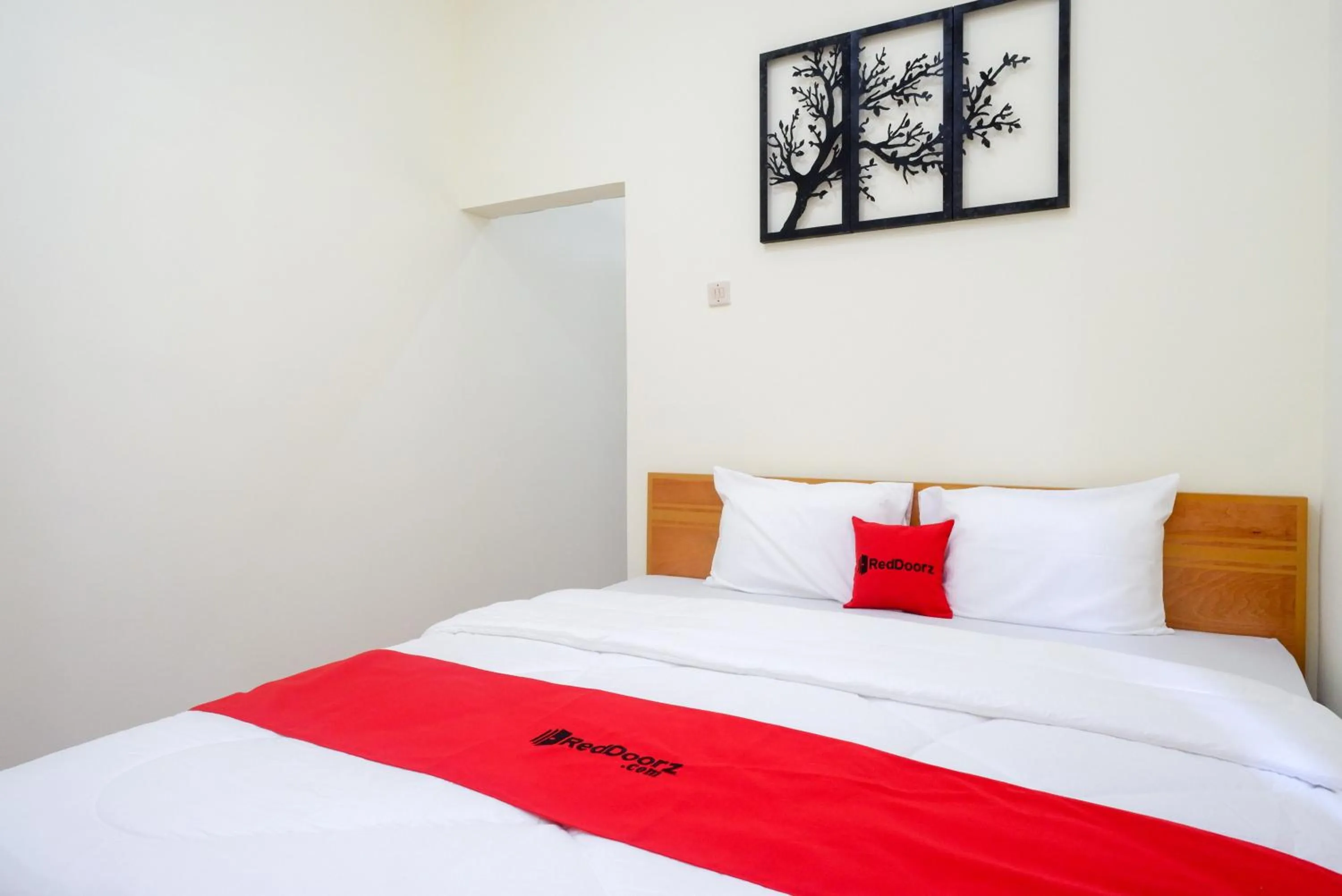 Bedroom, Bed in RedDoorz near Rita Supermall Purwokerto 2