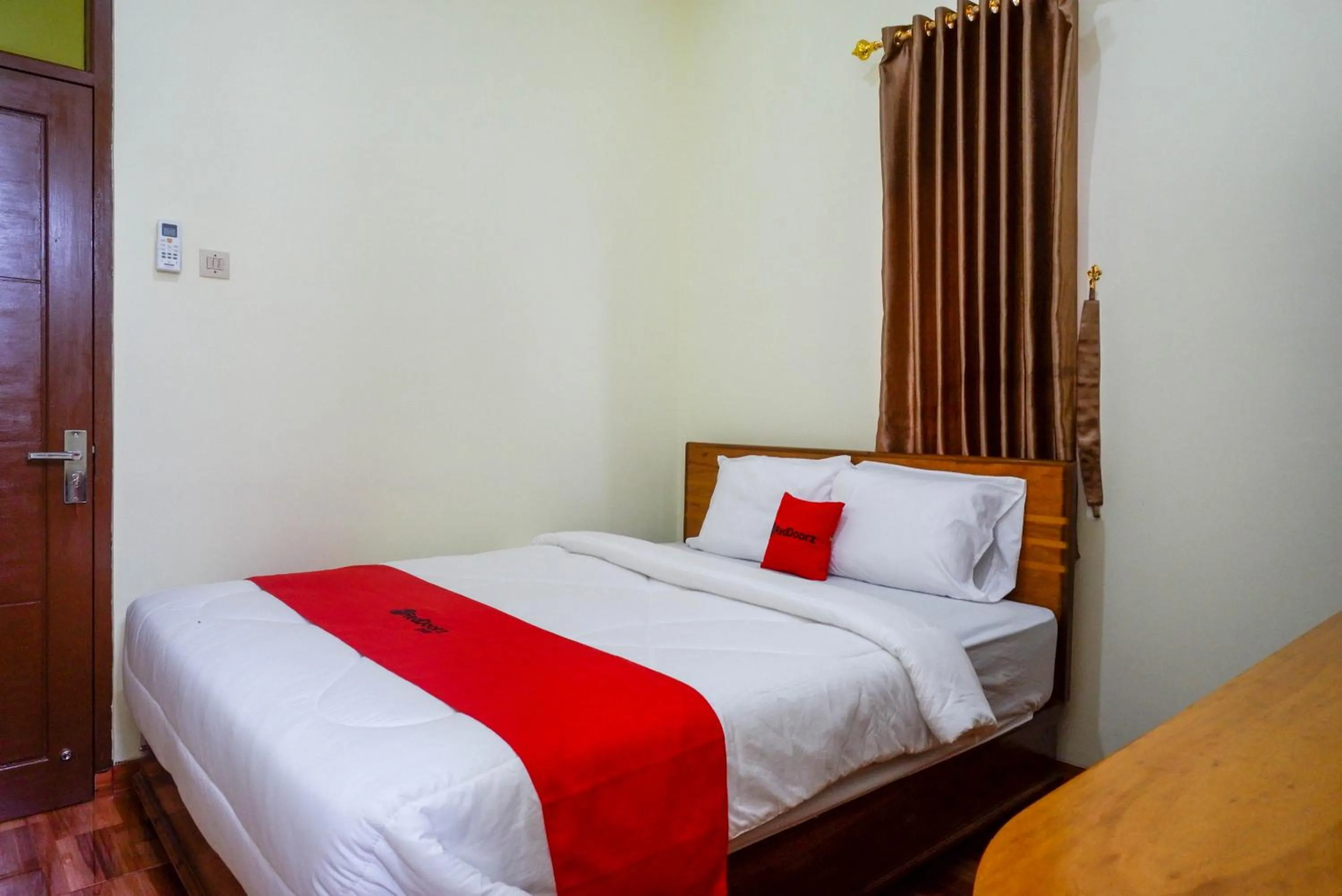 Bedroom, Bed in RedDoorz near Rita Supermall Purwokerto 2