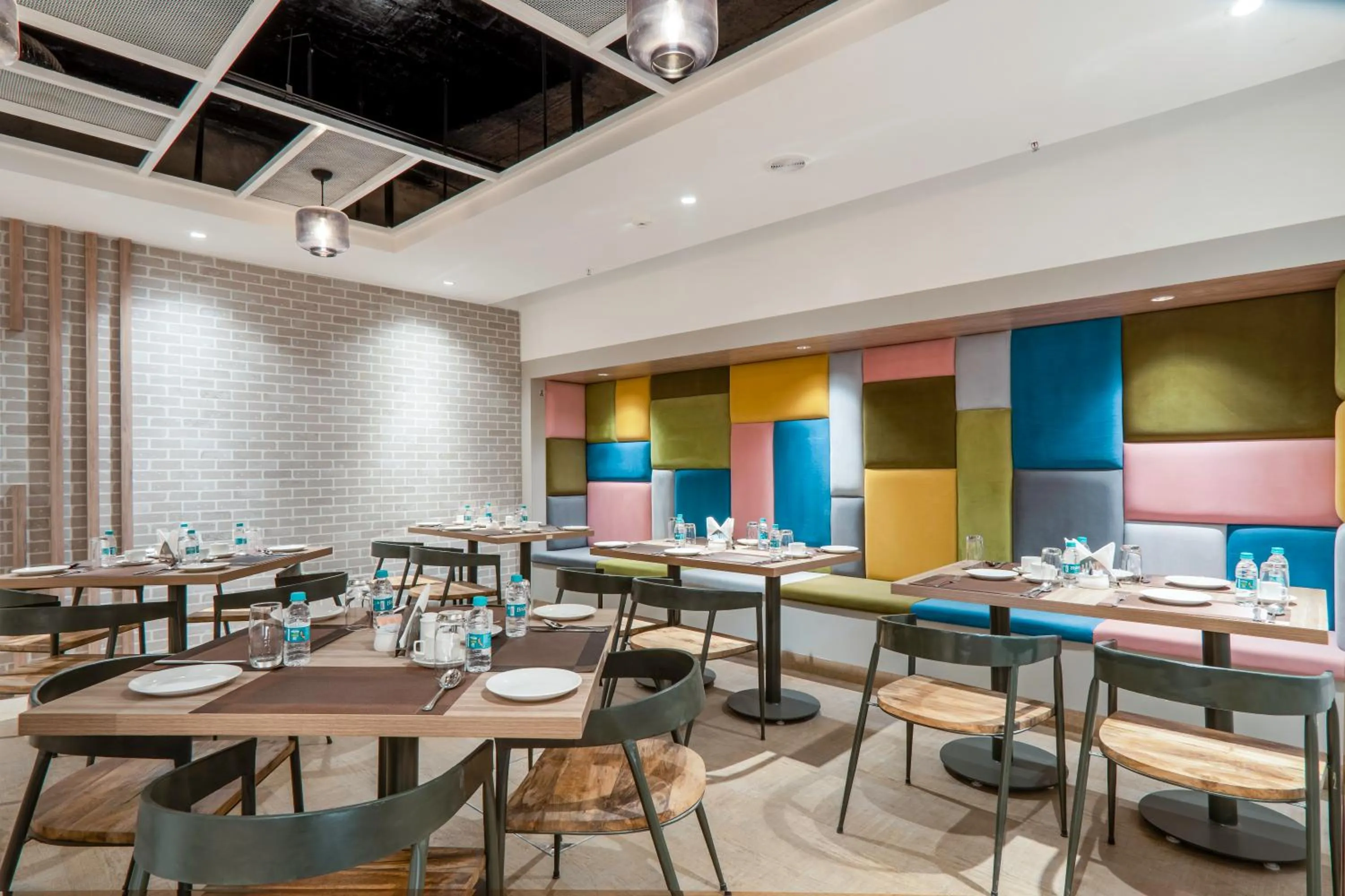 Restaurant/places to eat in Le ROI Express Paharganj