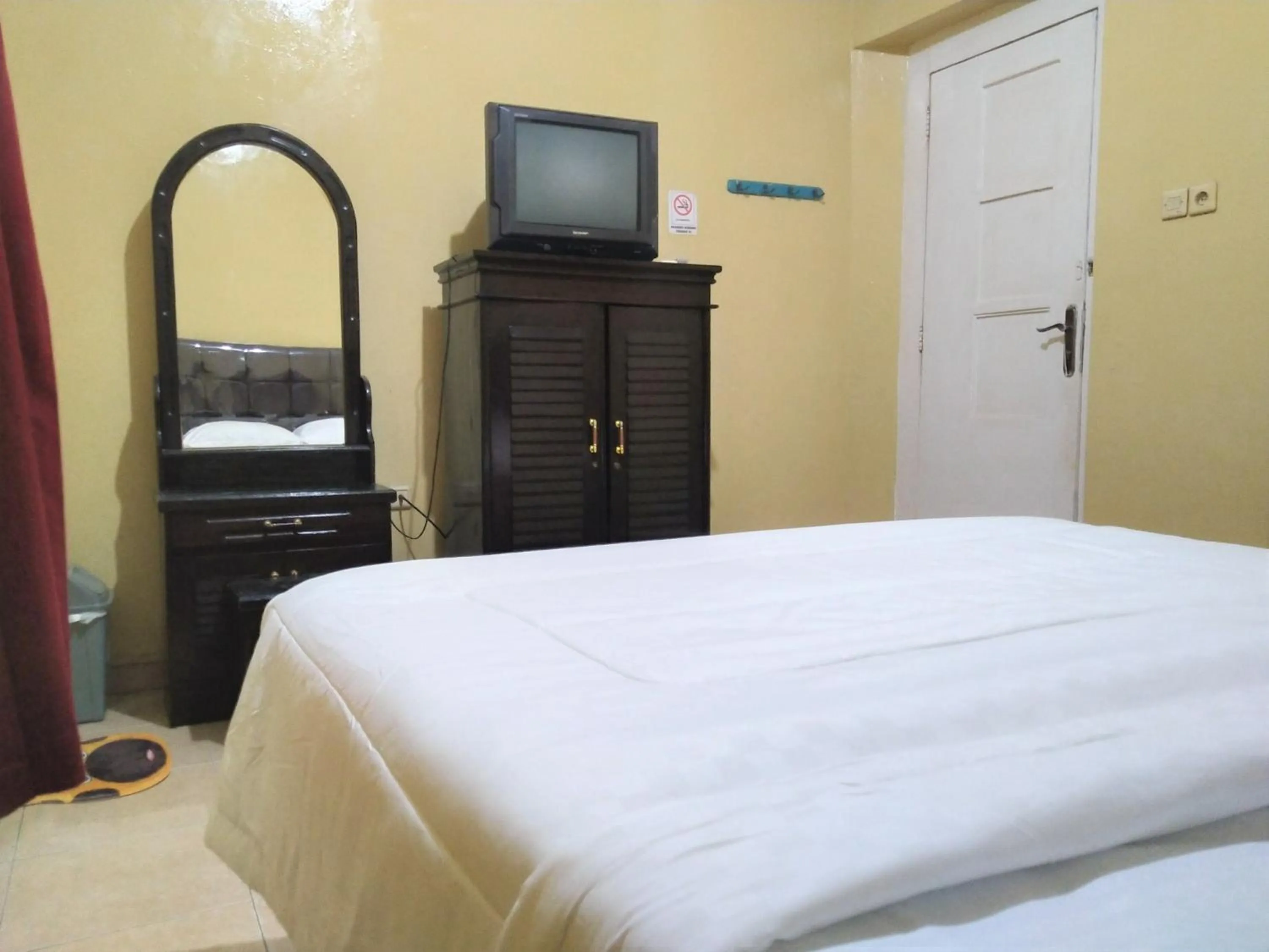 Bedroom, Bed in Hotel Pekalongan Syariah Mitra RedDoorz