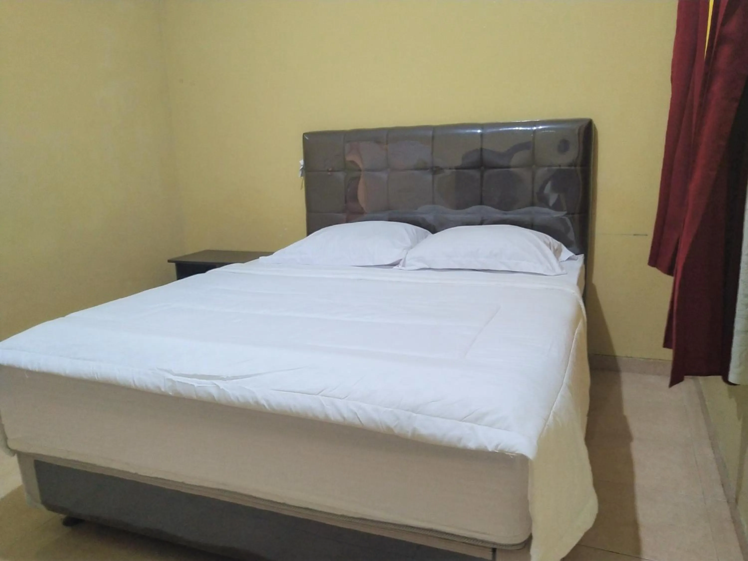 Bedroom, Bed in Hotel Pekalongan Syariah Mitra RedDoorz