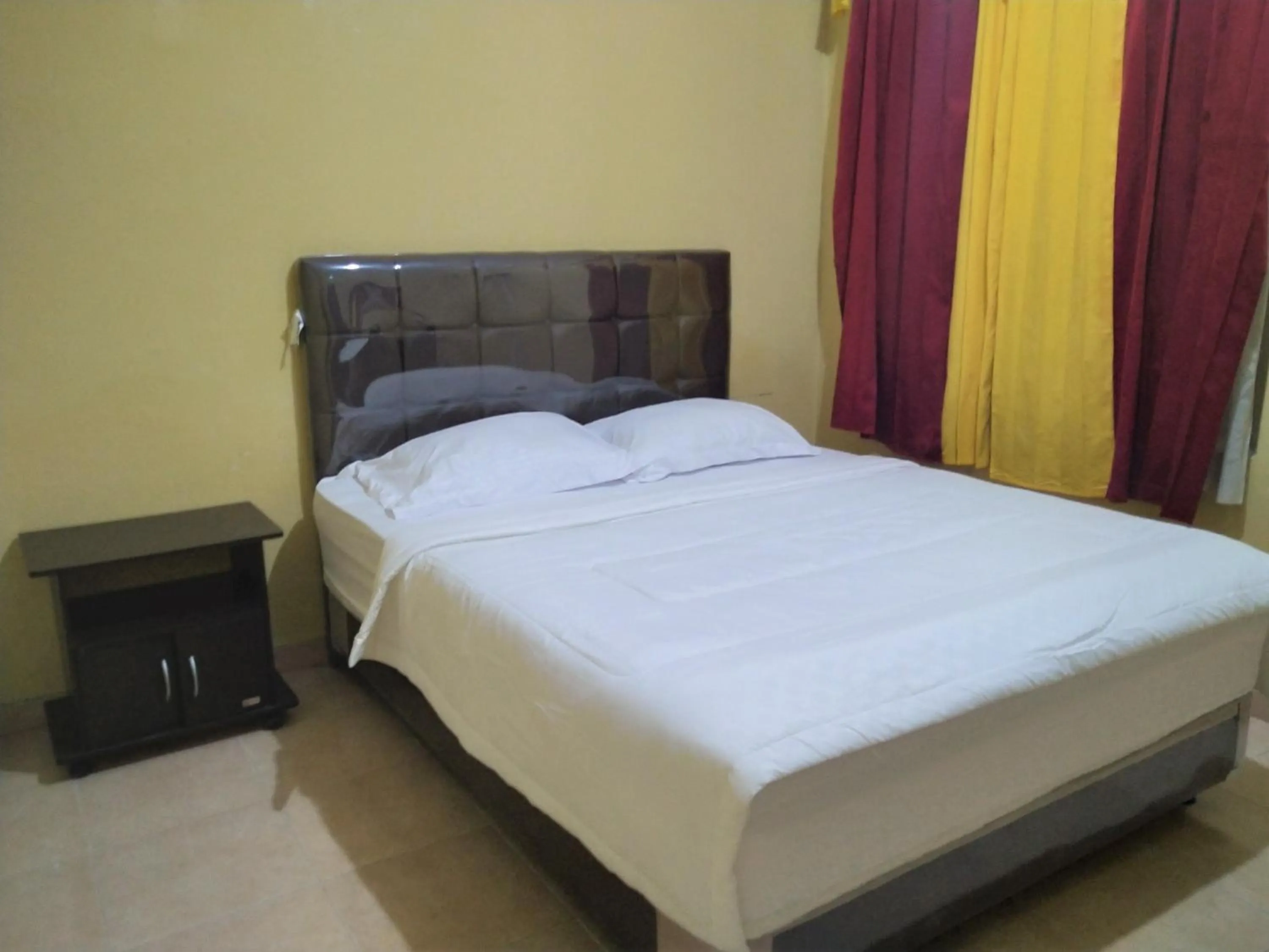 Standard Double Room in Hotel Pekalongan Syariah Mitra RedDoorz