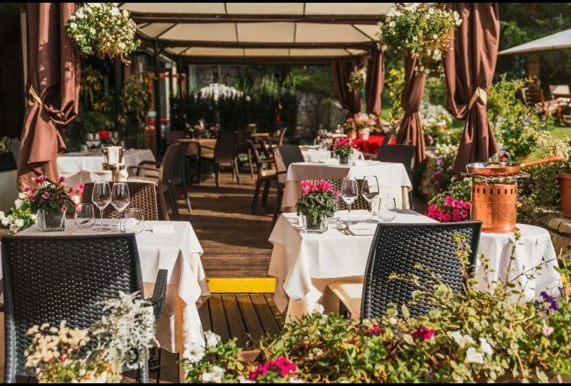 Restaurant/places to eat in Hotel Mirage