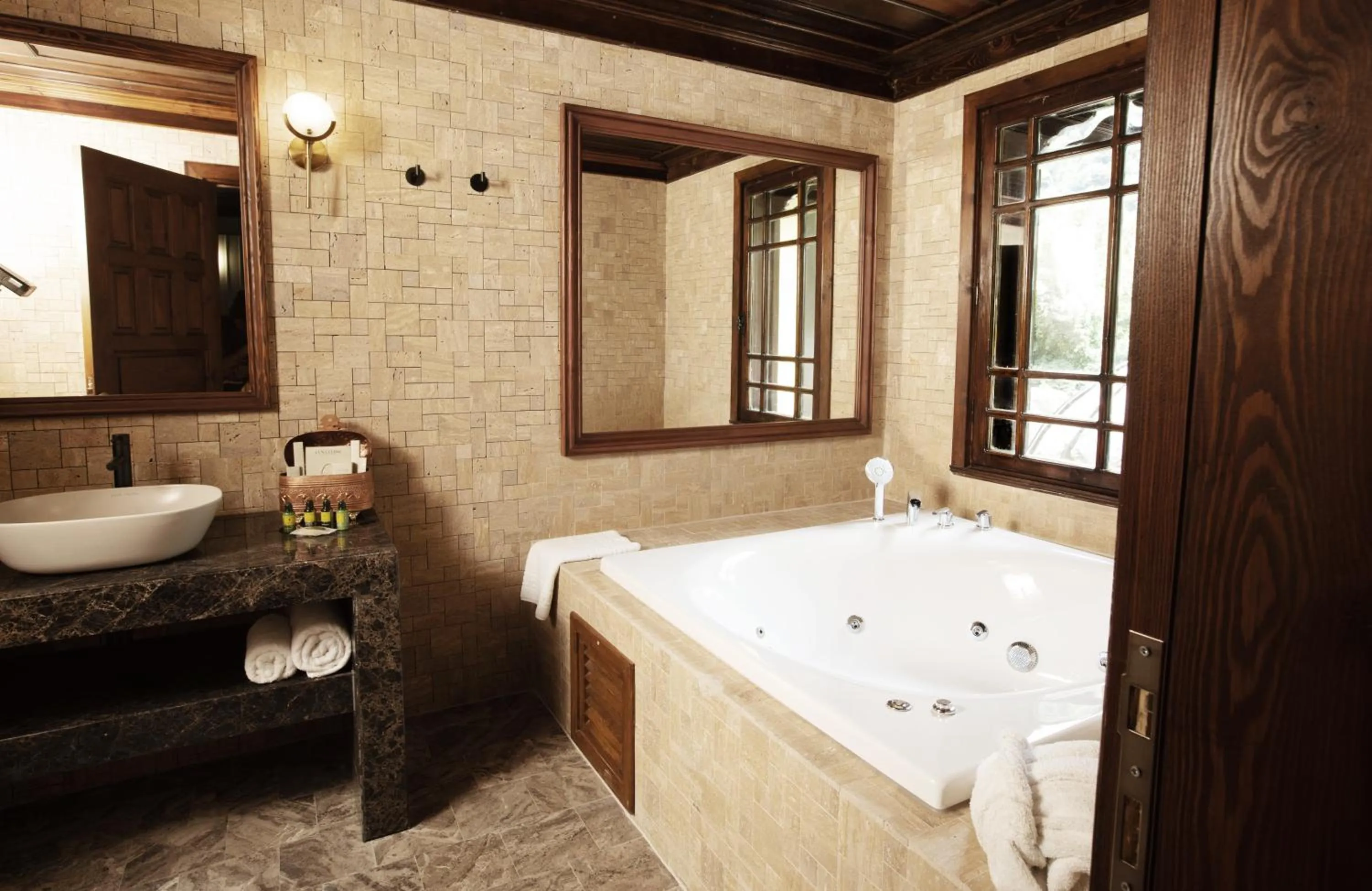 Hot Tub in Casa Giallo Managed By Dedeman