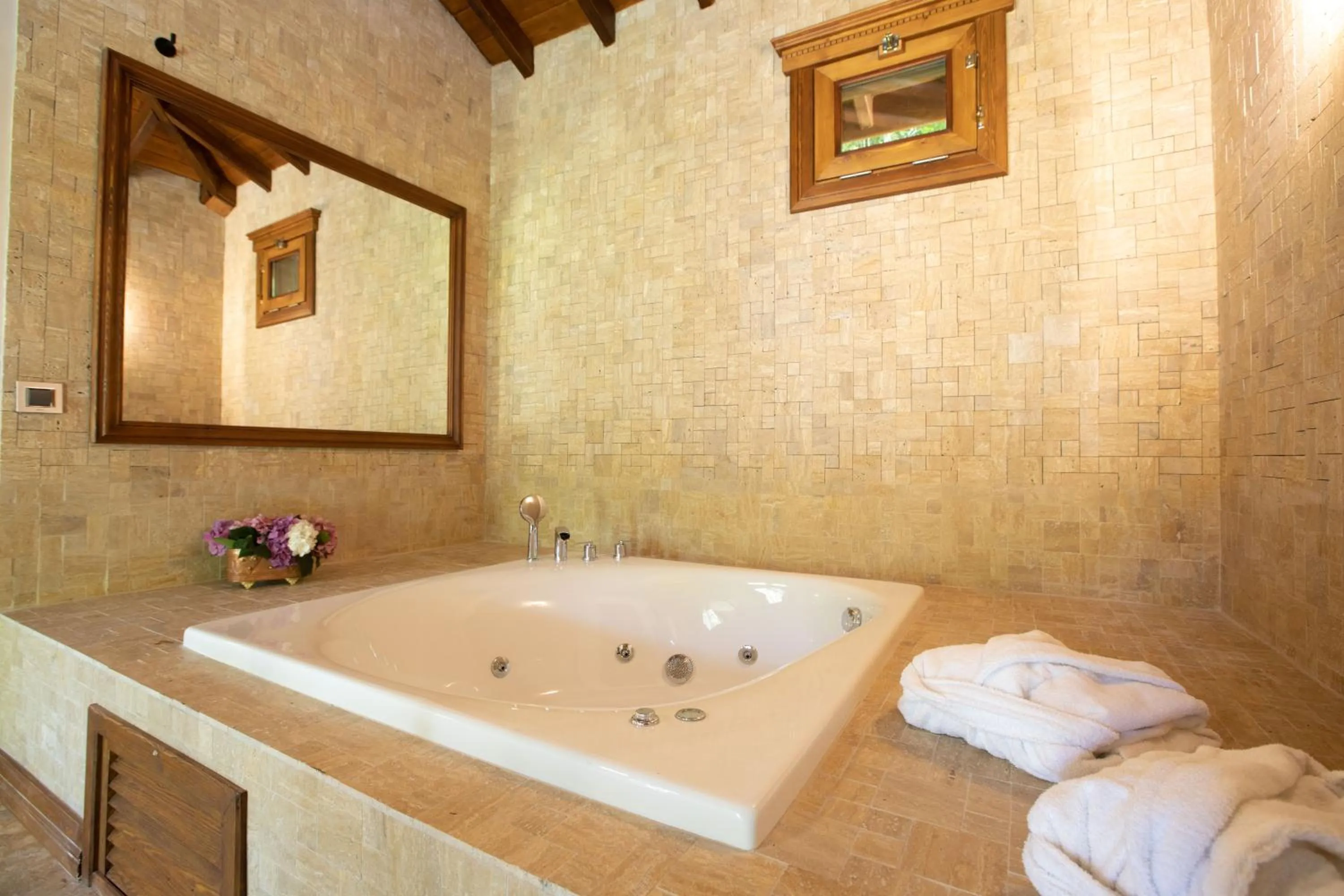 Hot Tub in Casa Giallo Managed By Dedeman