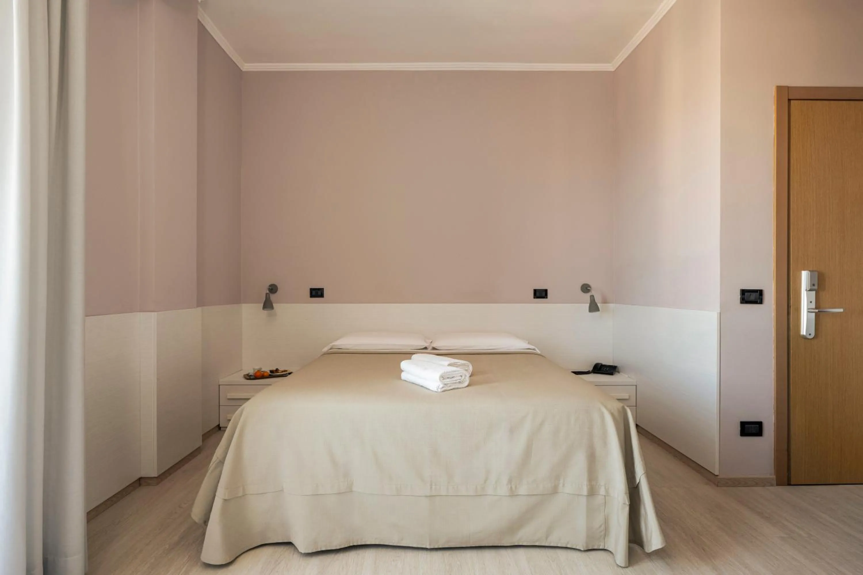 Bedroom, Bed in Hotel Mondial