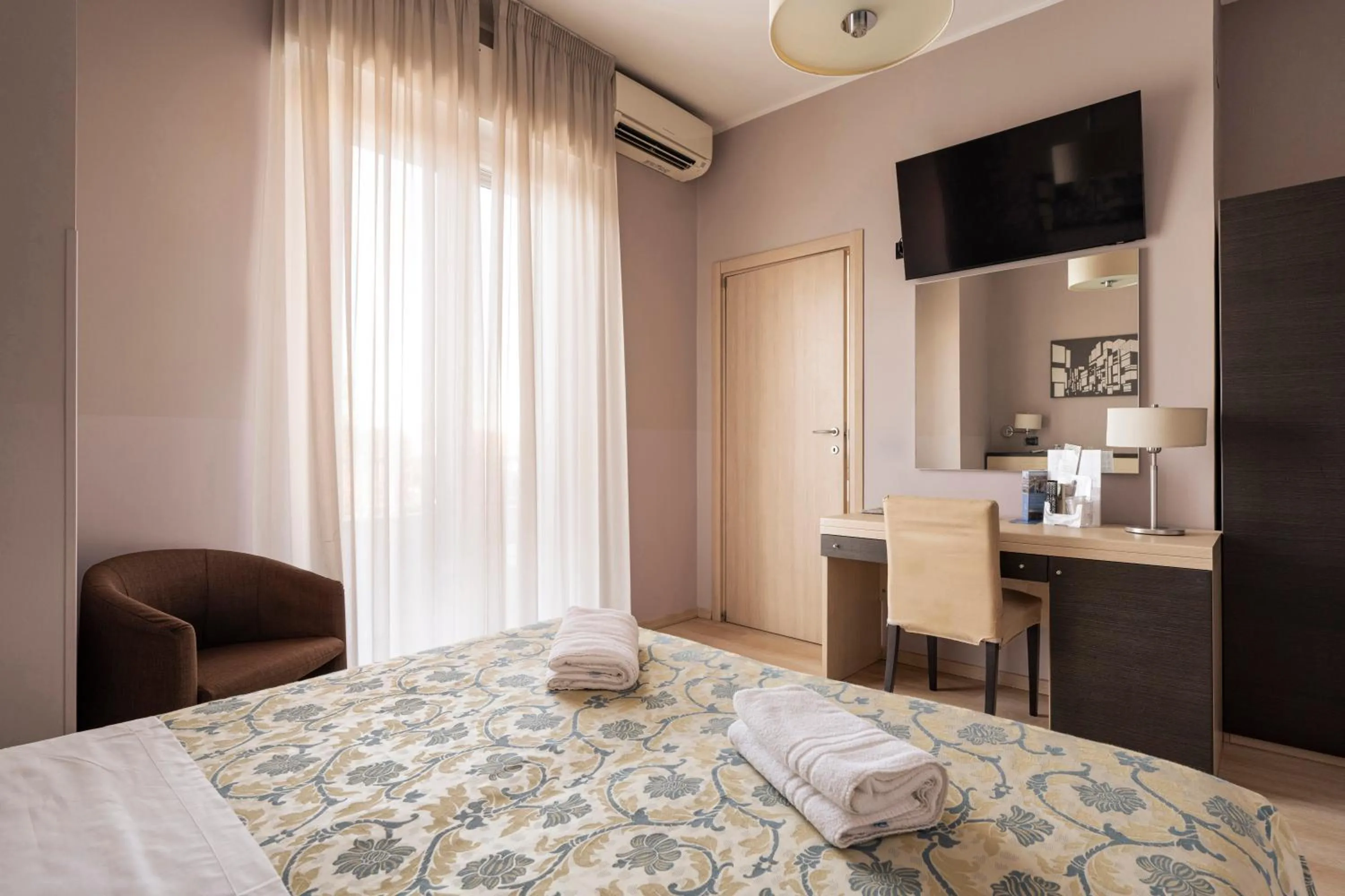 Photo of the whole room, Bed in Hotel Mondial