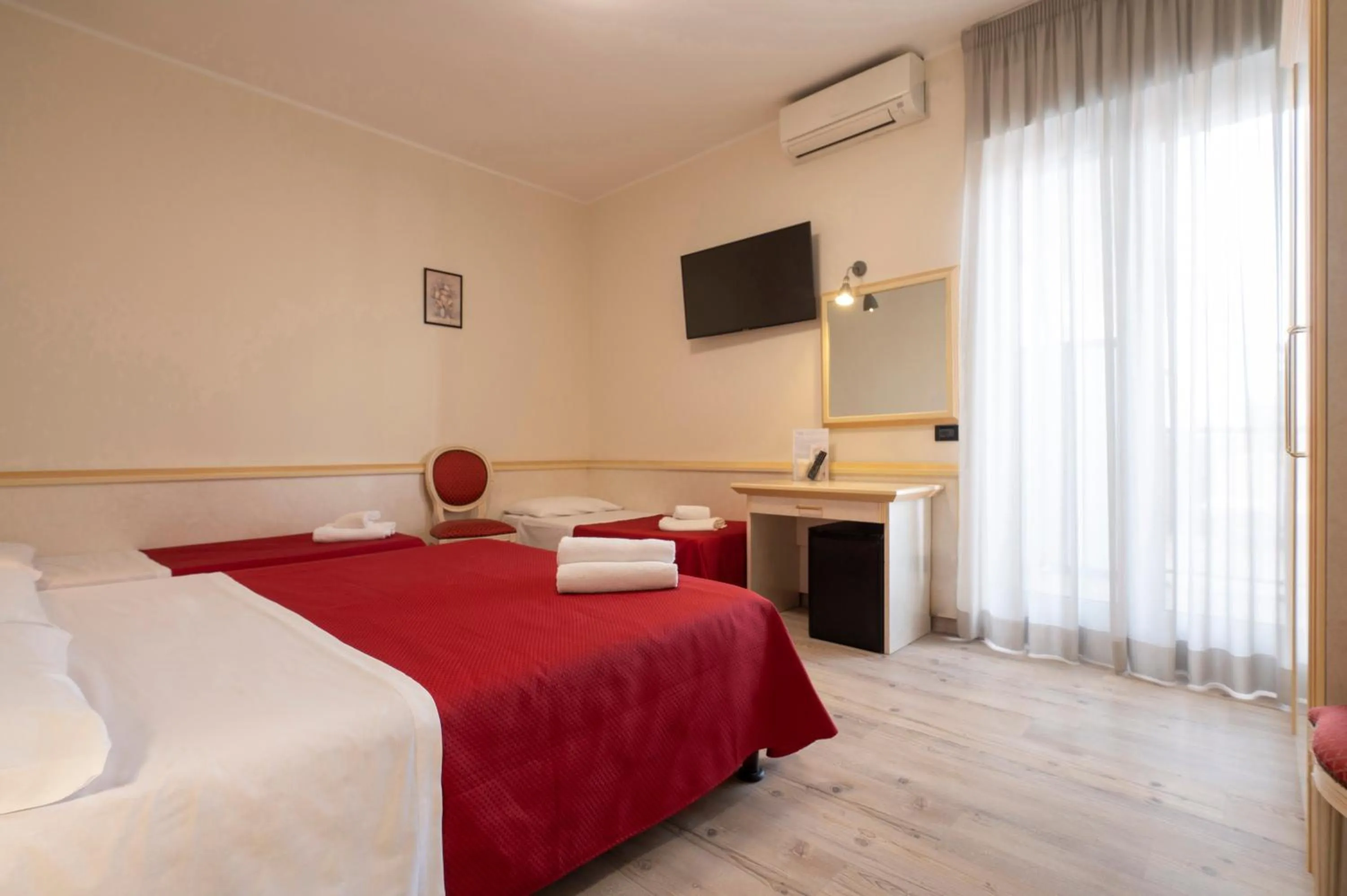 Photo of the whole room, Bed in Hotel Mondial