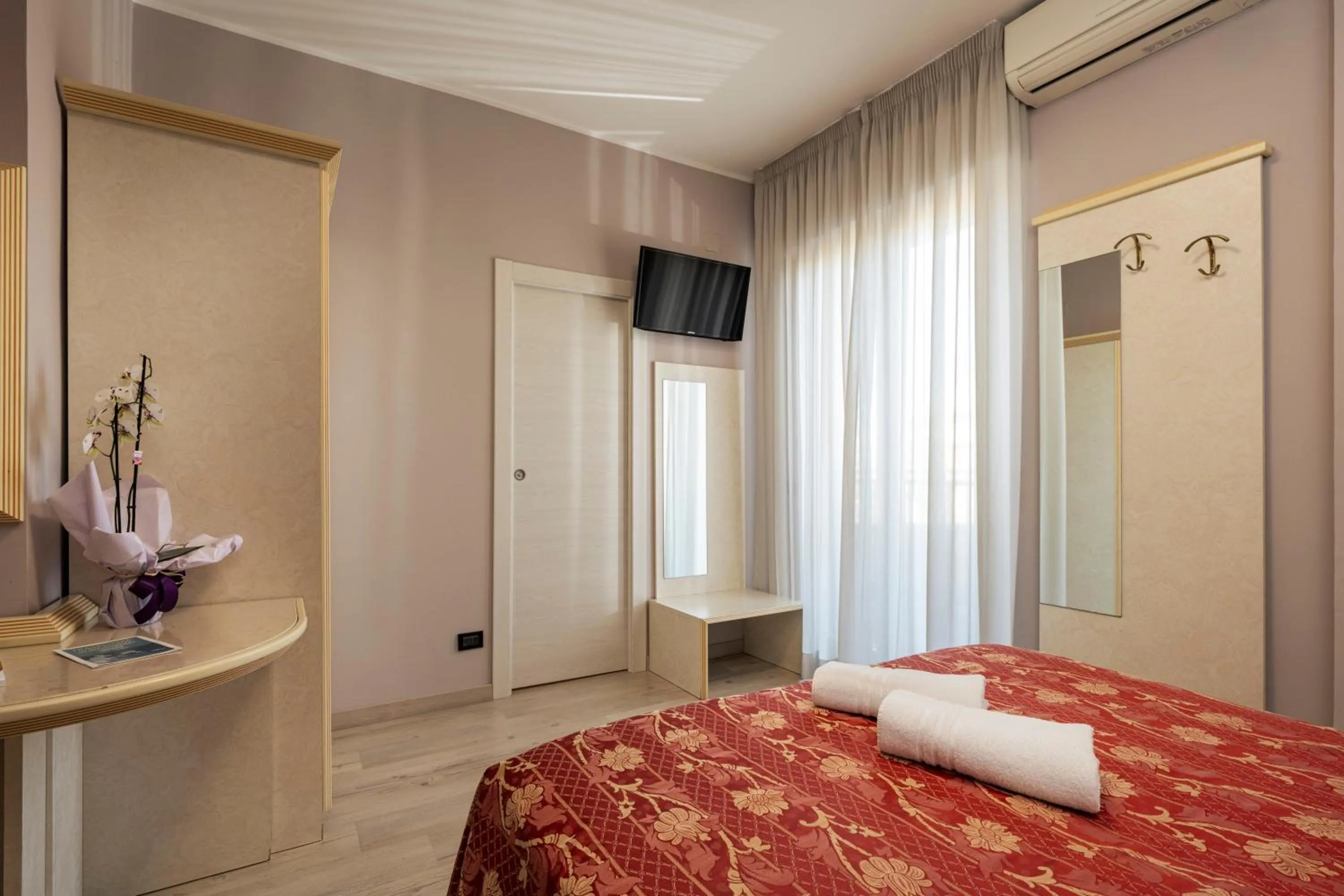 Bedroom, Bed in Hotel Mondial