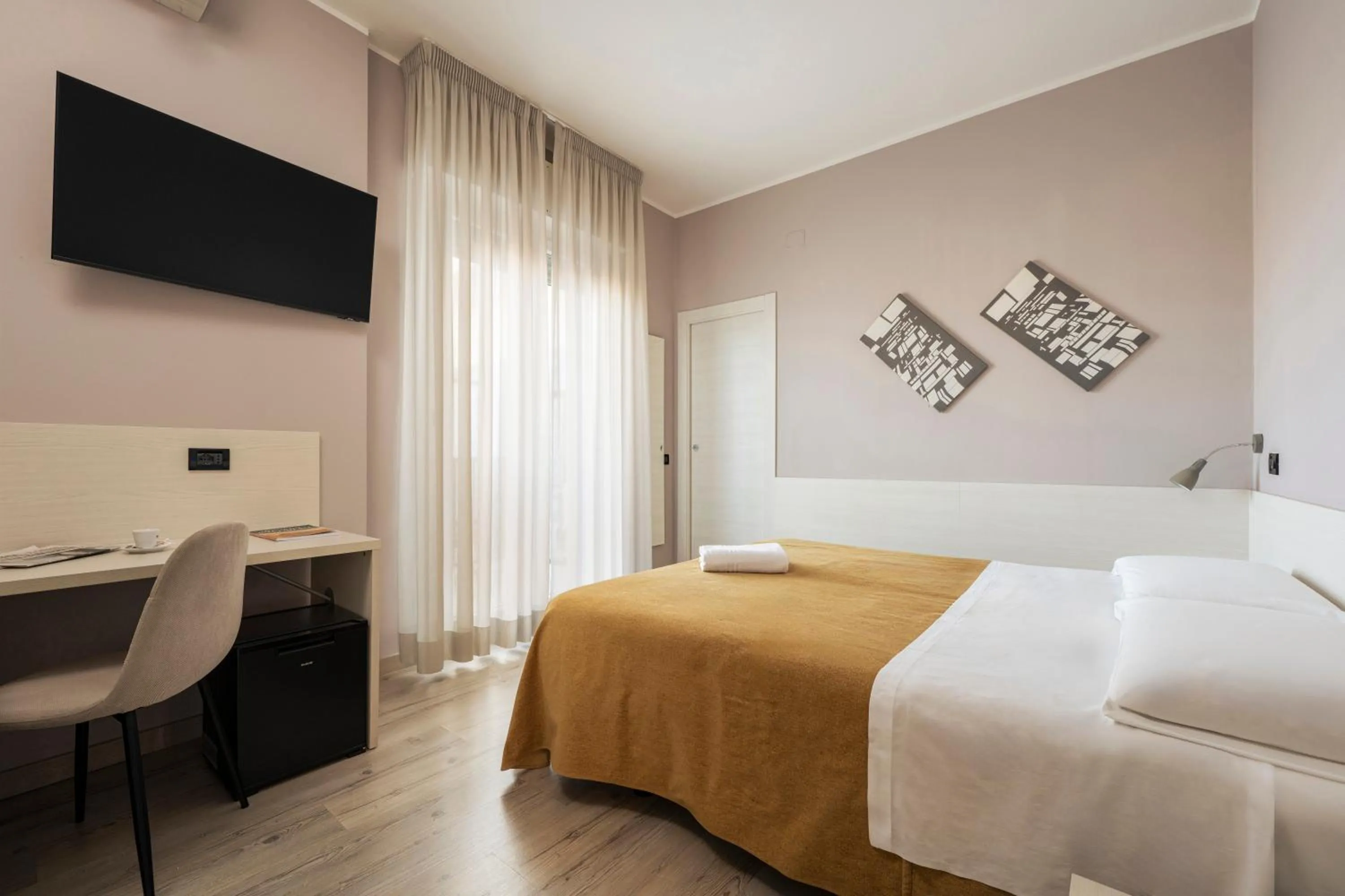 Photo of the whole room, Bed in Hotel Mondial