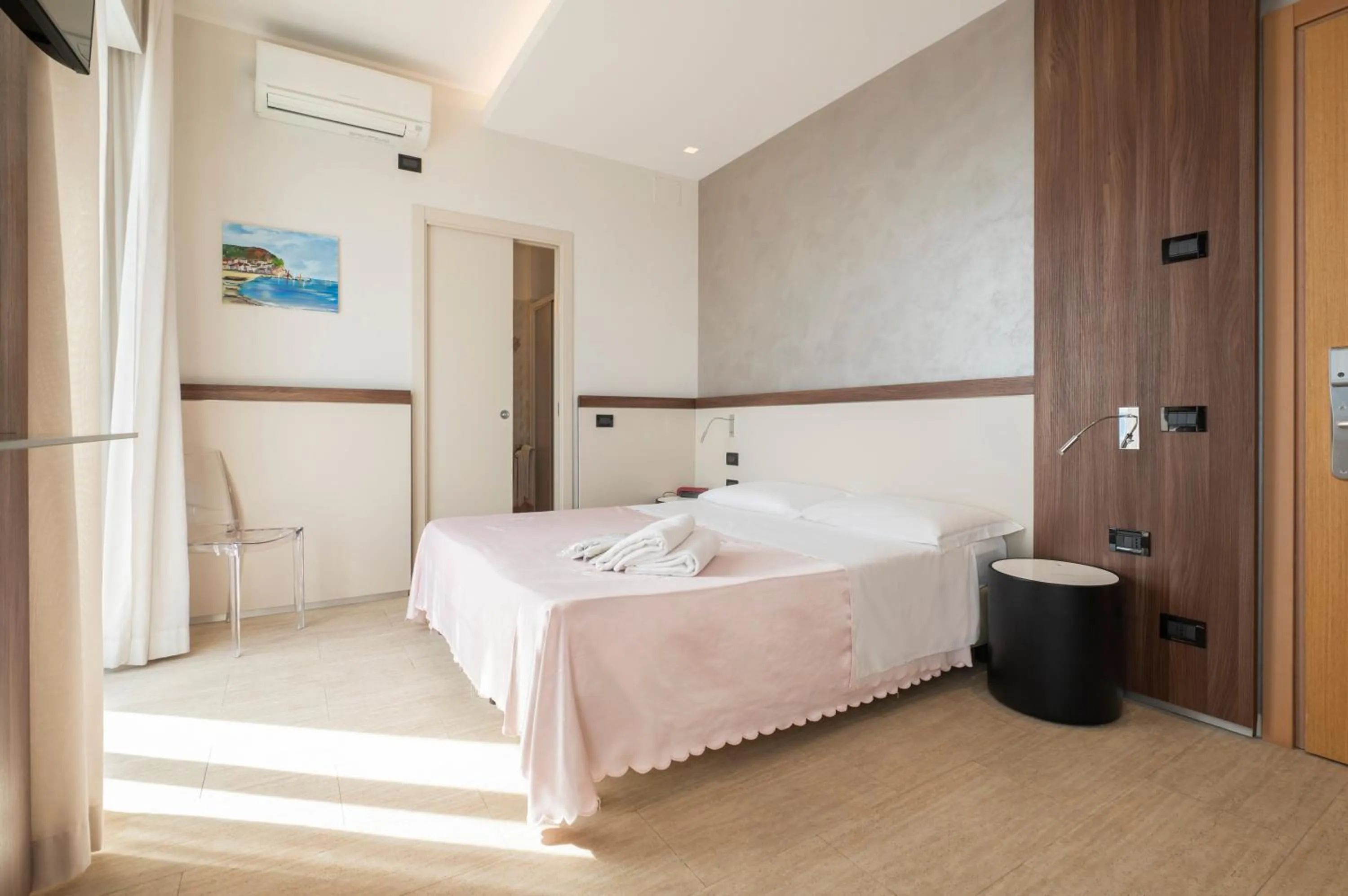 Photo of the whole room, Bed in Hotel Mondial