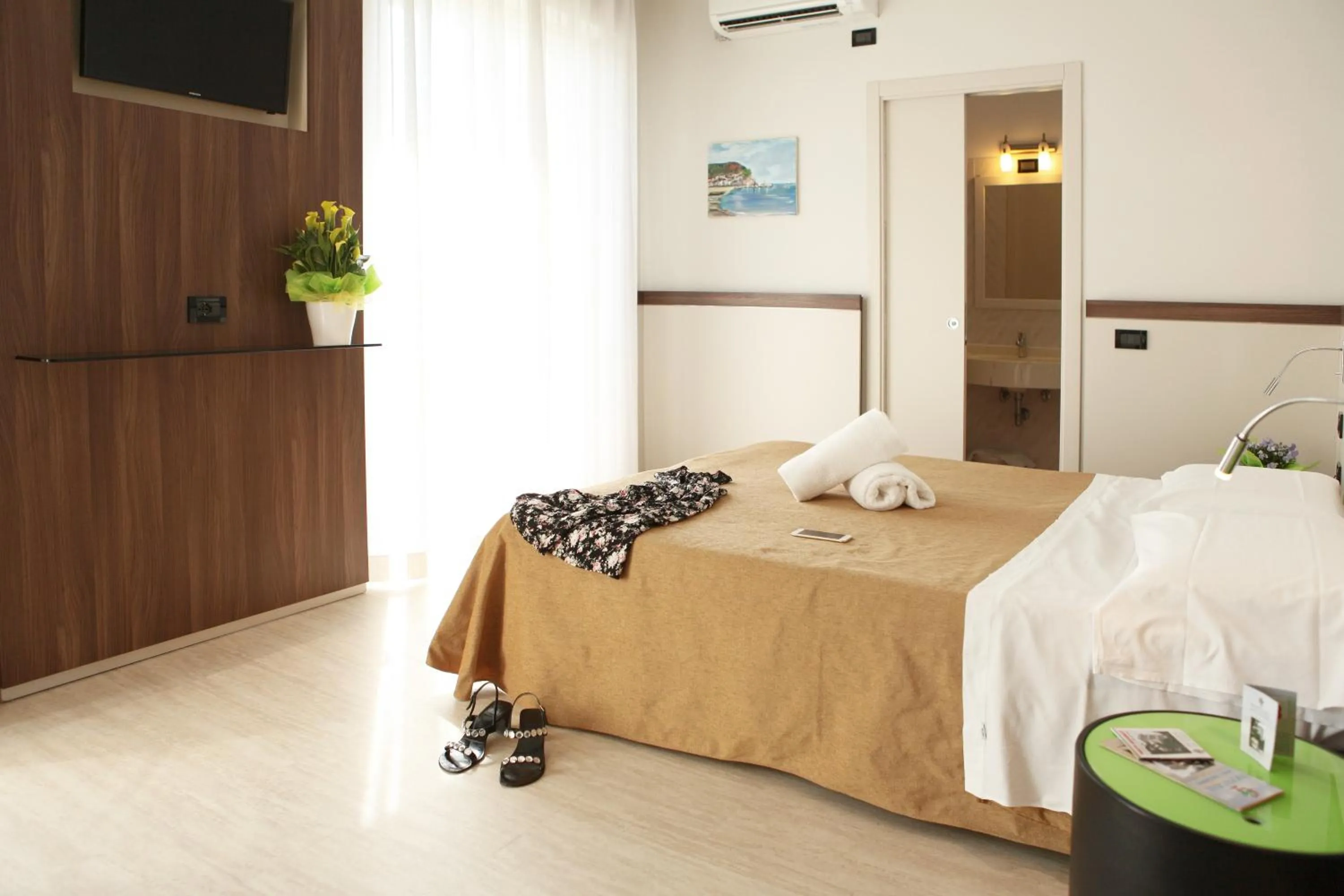 Bedroom, Bed in Hotel Mondial