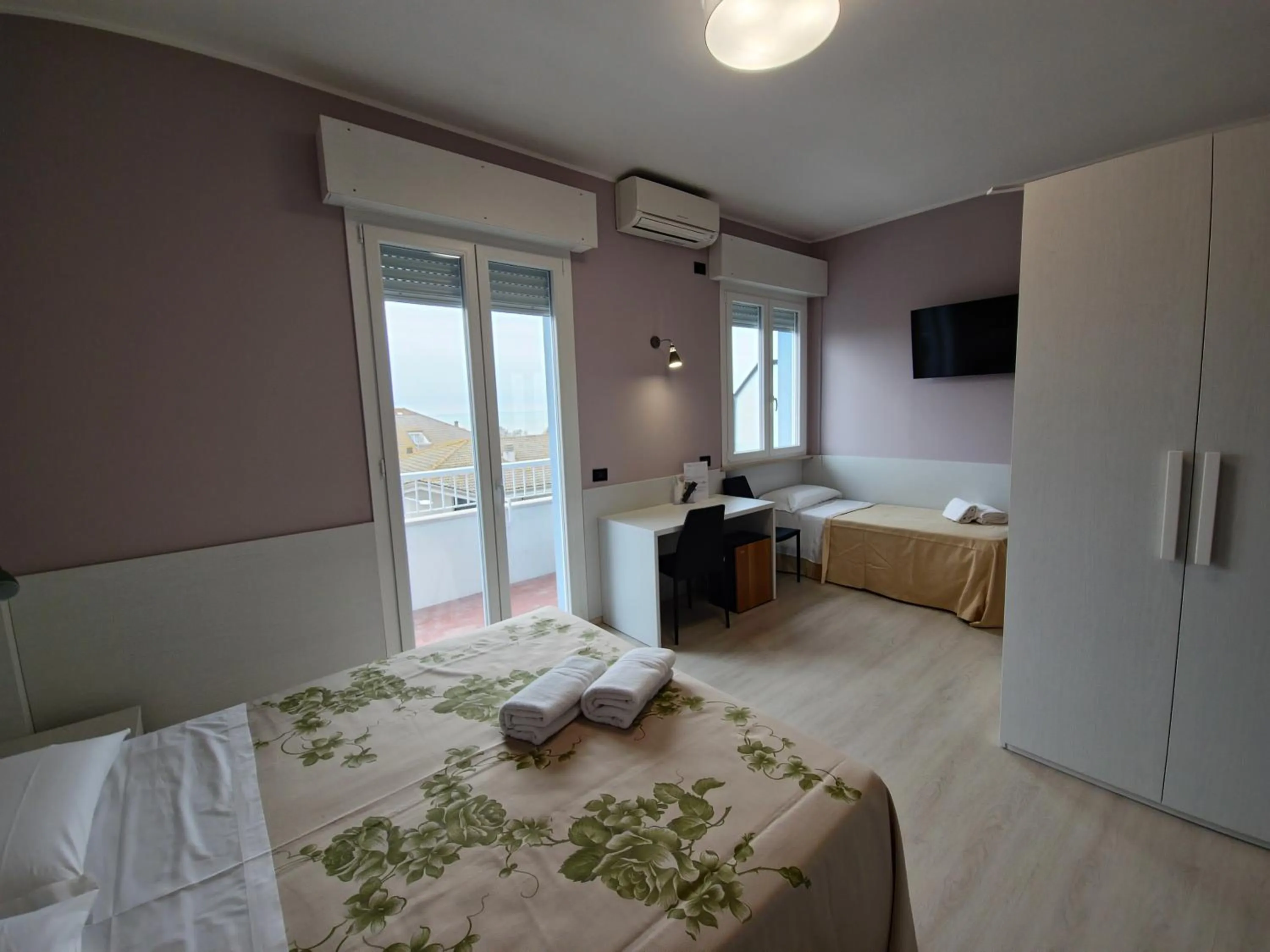 Bedroom, Bed in Hotel Mondial