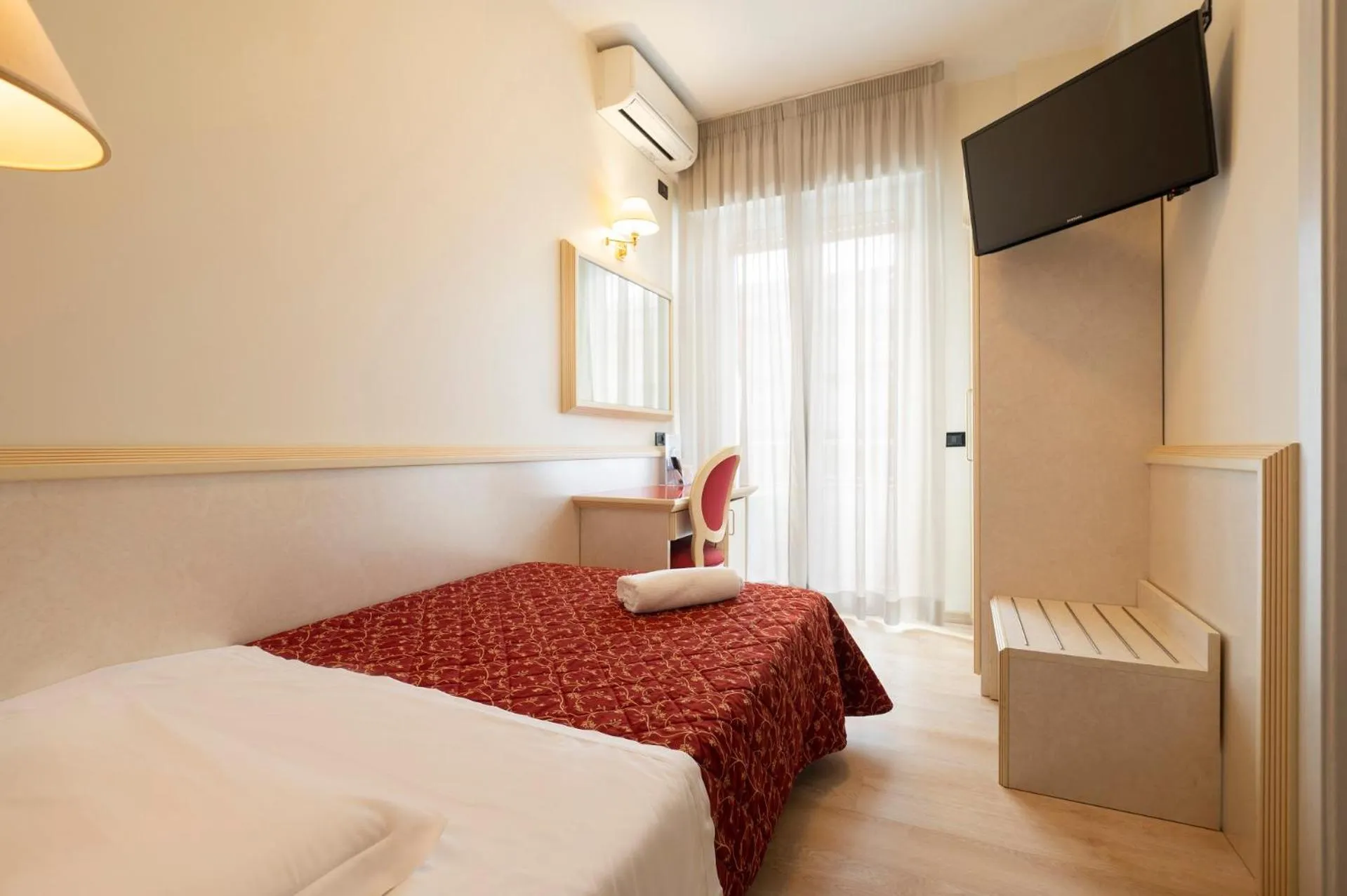 Bedroom, Bed in Hotel Mondial