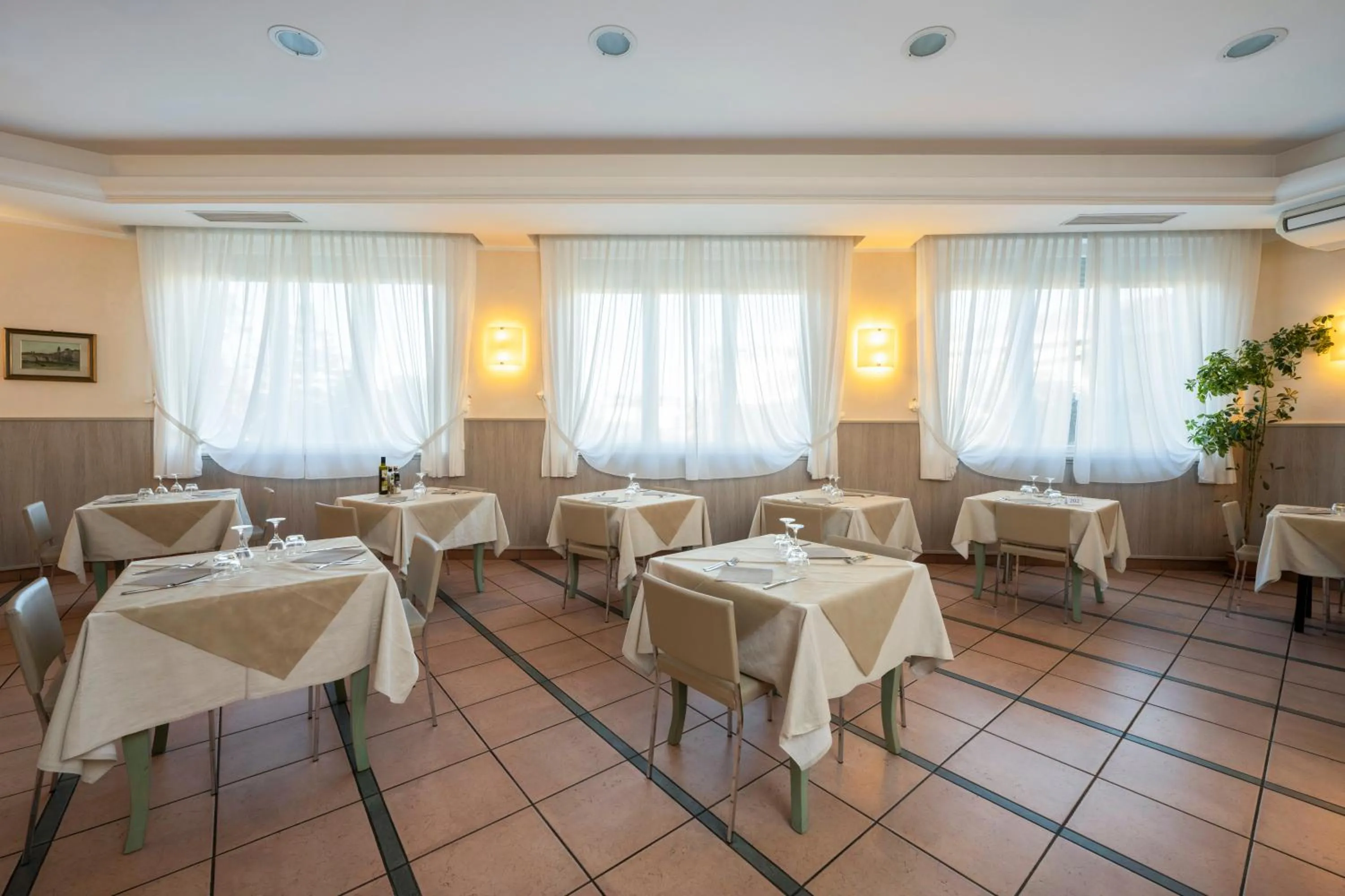 Restaurant/places to eat in Hotel Mondial