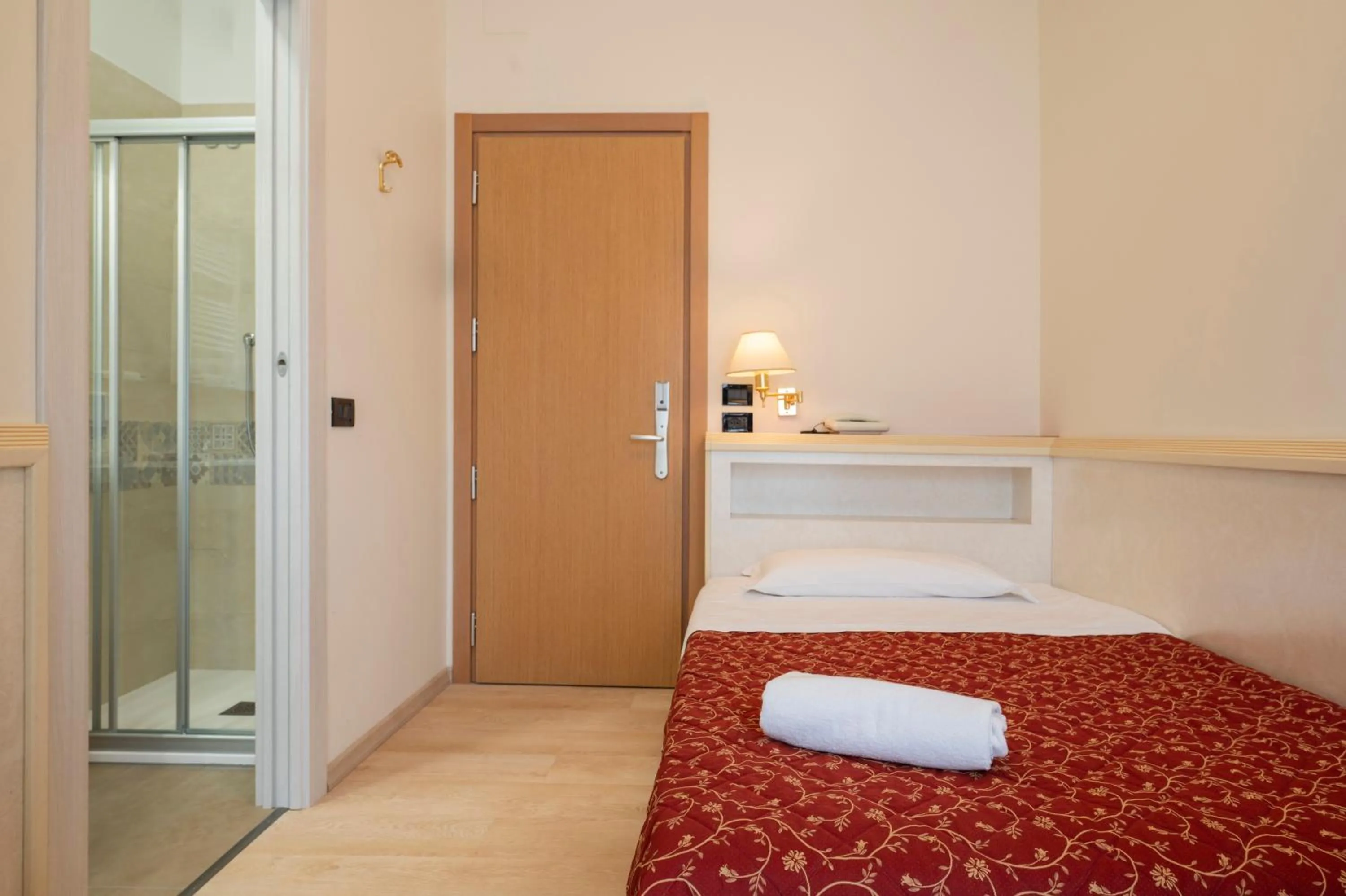 Bedroom, Bed in Hotel Mondial