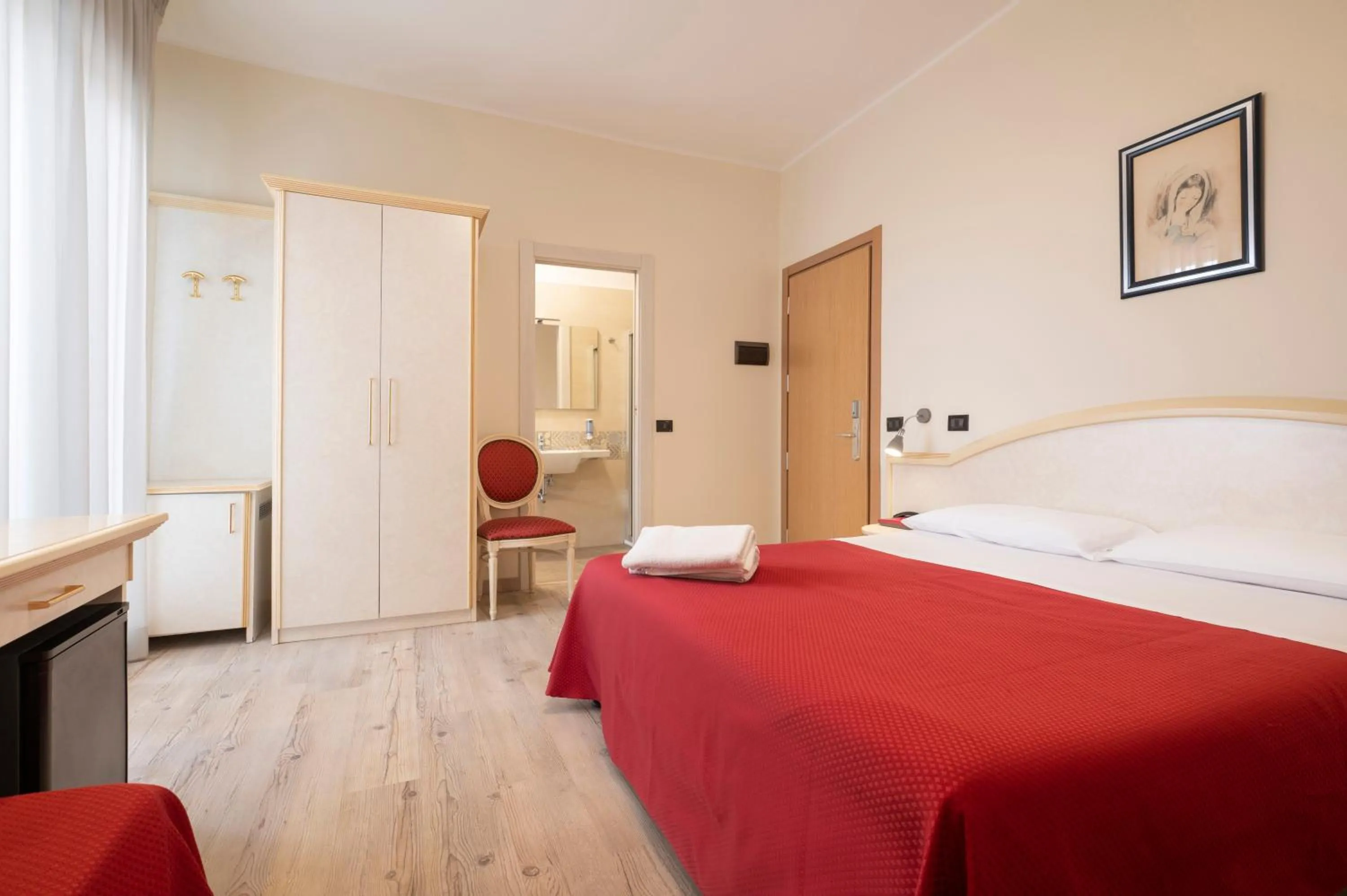 Bedroom, Bed in Hotel Mondial