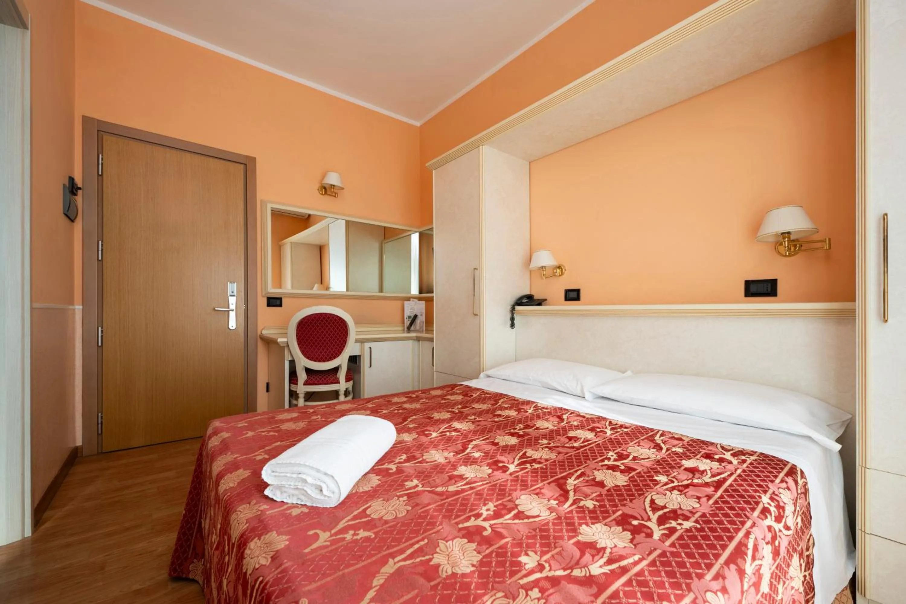 Bedroom, Bed in Hotel Mondial